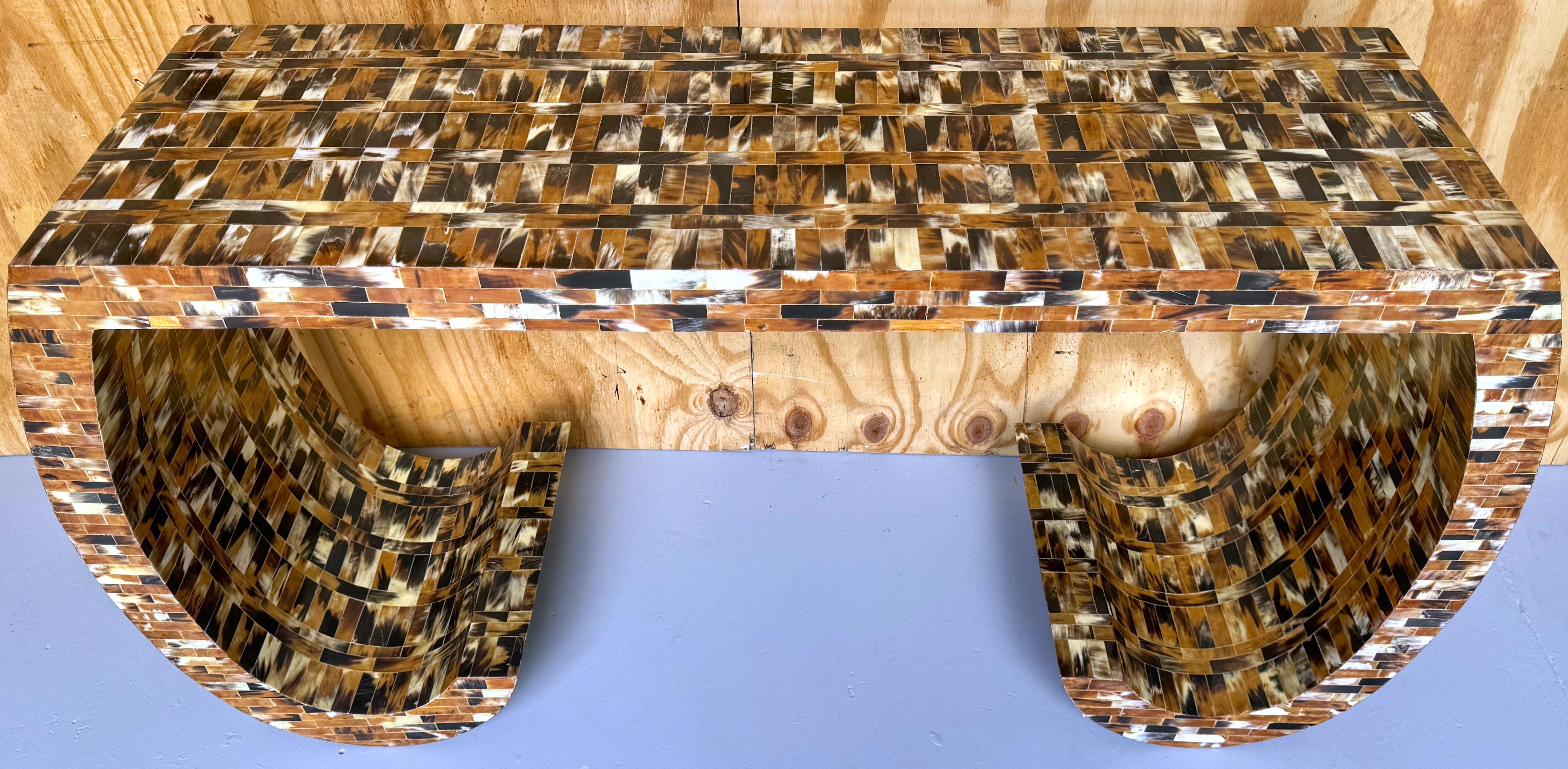 Konsolentisch mit mosaikartigen Beinen aus Kuhhorn von Enrique Garcel, CIRCA 1980er im Zustand „Gut“ im Angebot in West Palm Beach, FL