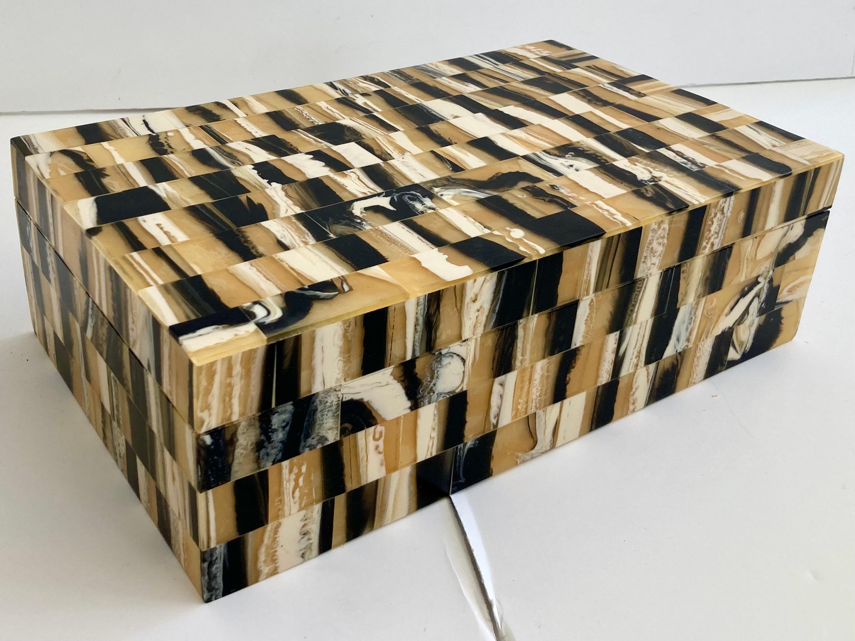 Moderno Tessellated Faux Horn Covered Box in vendita