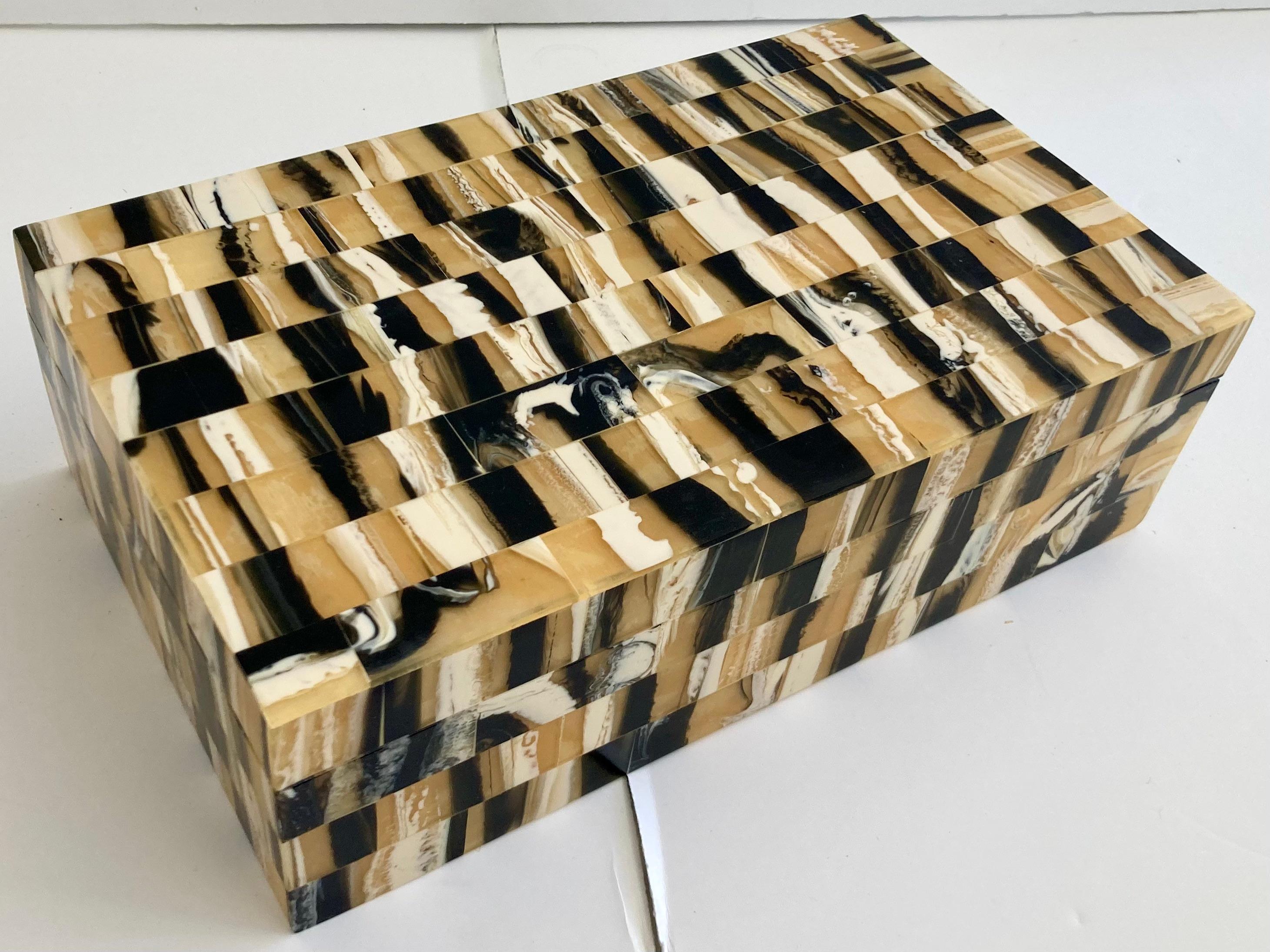 Francese Tessellated Faux Horn Covered Box in vendita