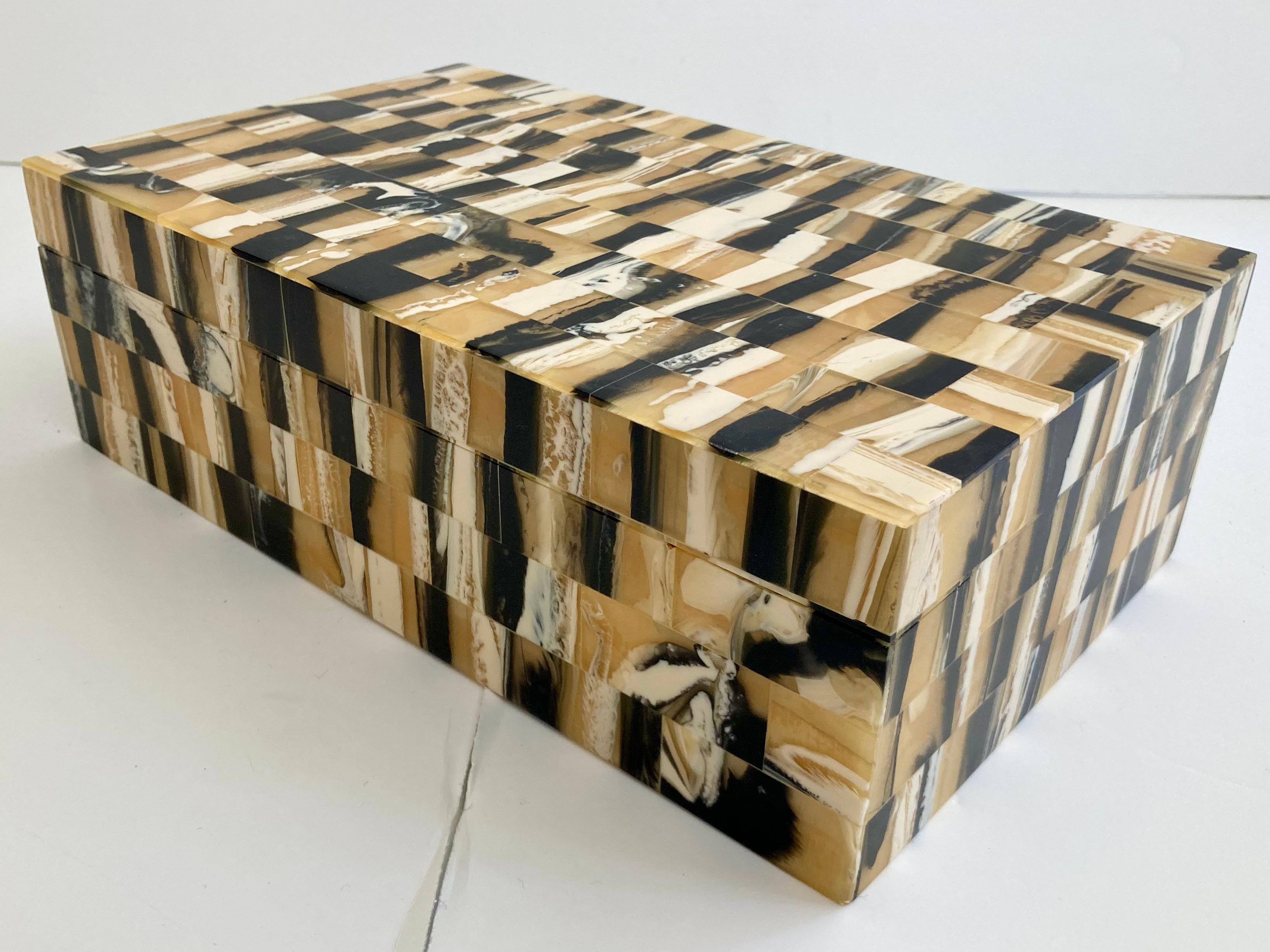 Tessellated Faux Horn Covered Box In condizioni buone in vendita a Los Angeles, CA