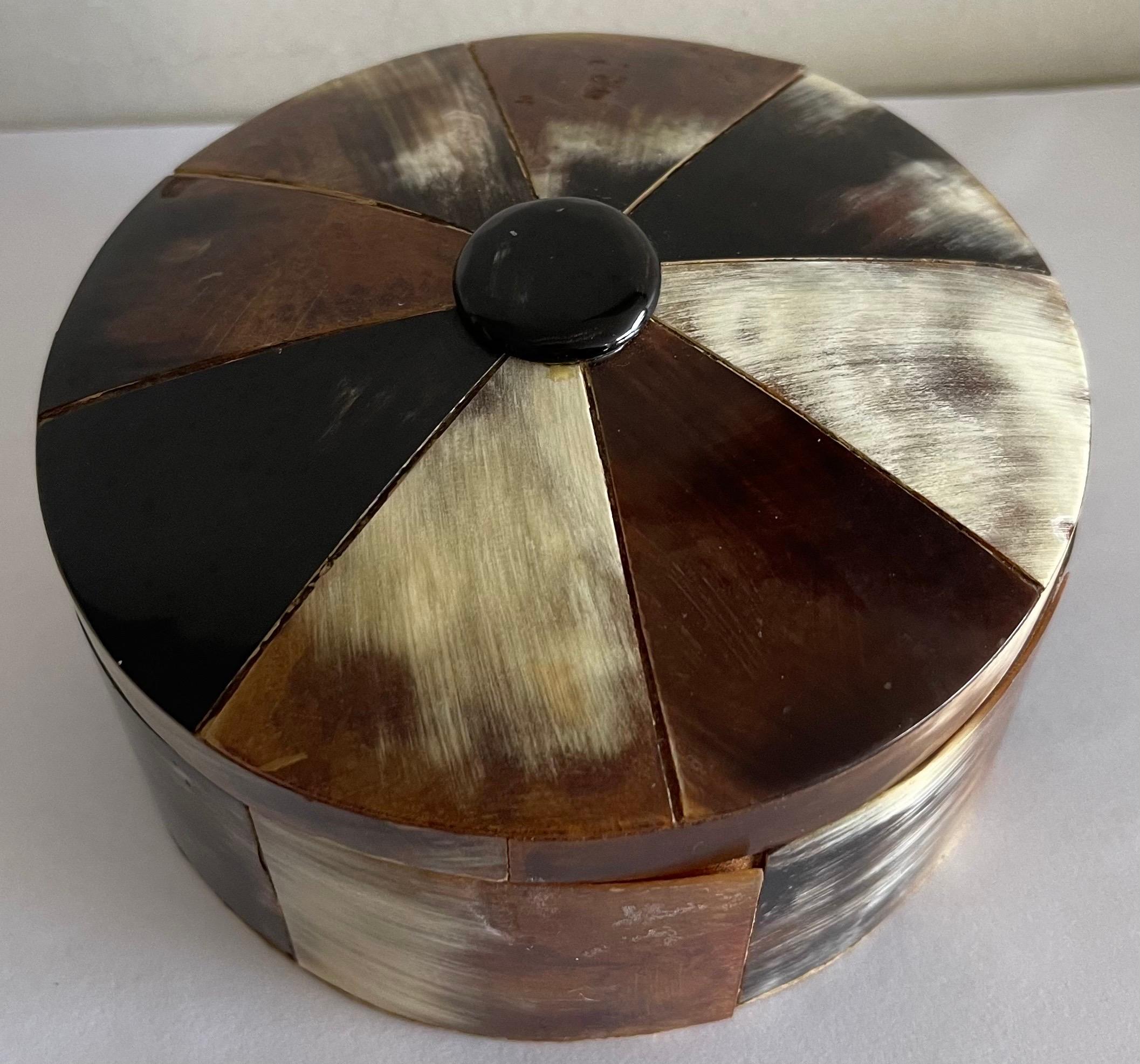 Boîte ronde en fausse corne tessellée avec doublure en bois. Pas de marque ou de signature de fabricant 