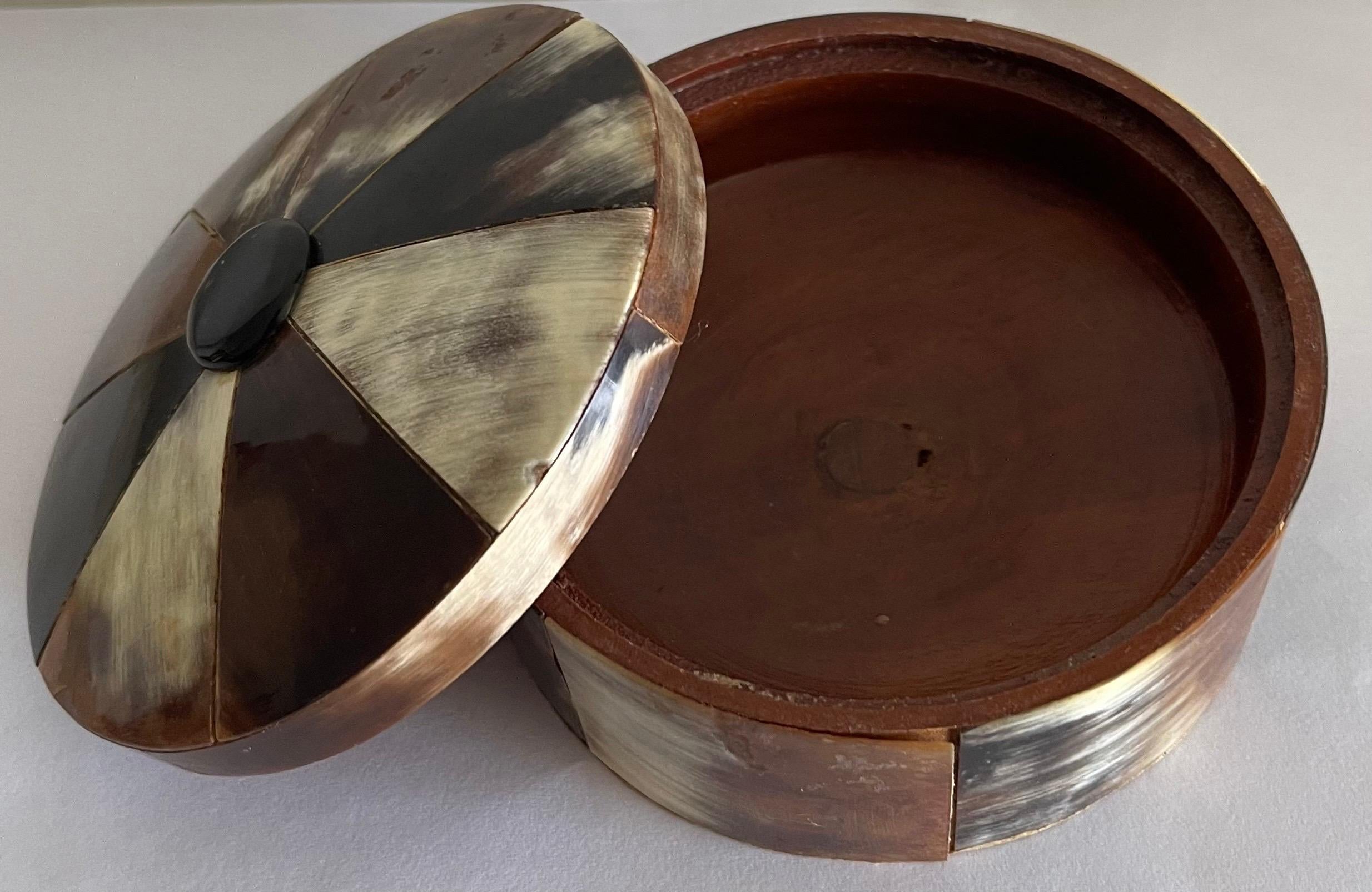 Tessellated Faux Horn & Wood Round Box In Good Condition For Sale In Stamford, CT