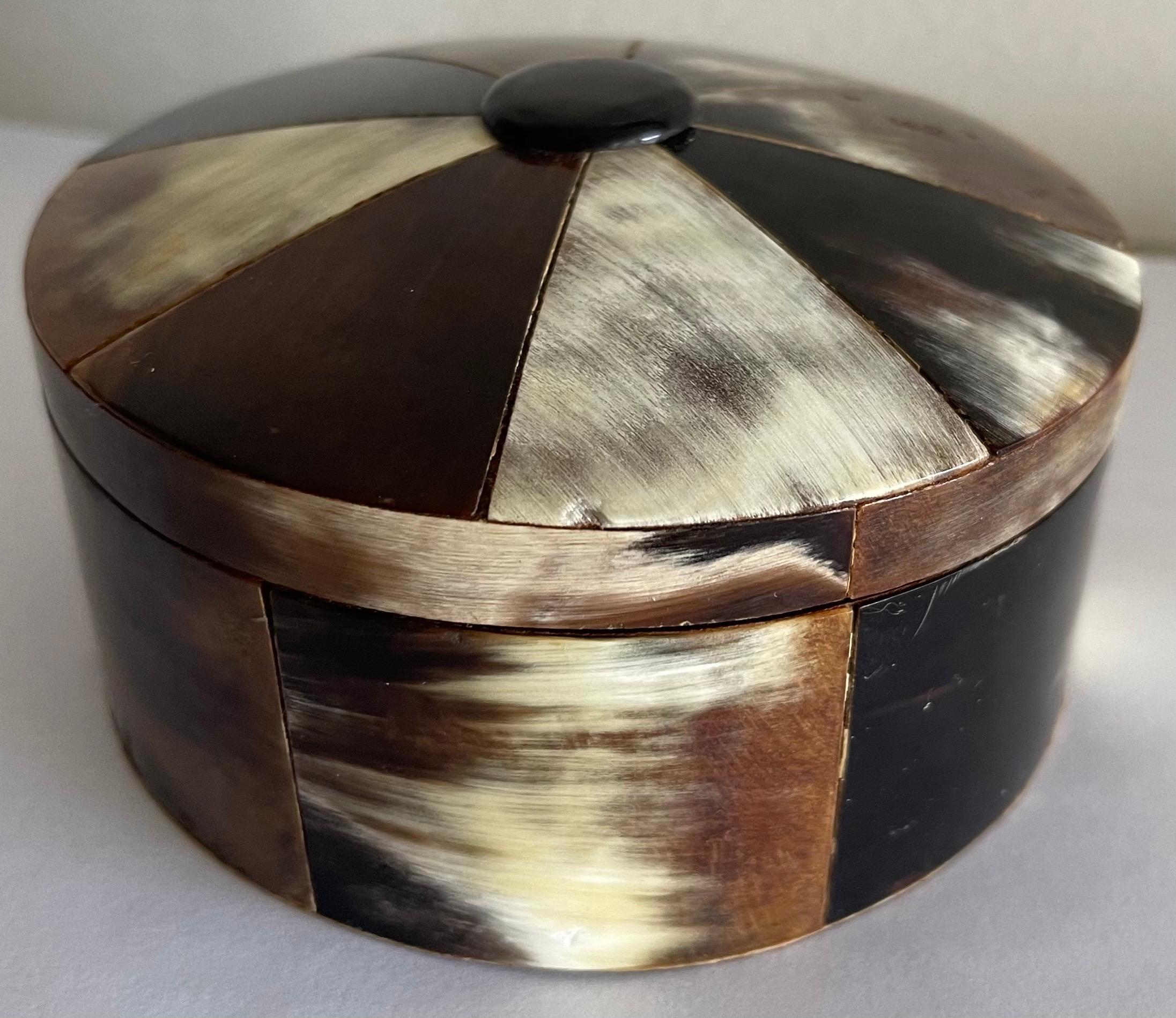 Fin du 20e siècle Boîte ronde en bois et fausse corne tessellée en vente