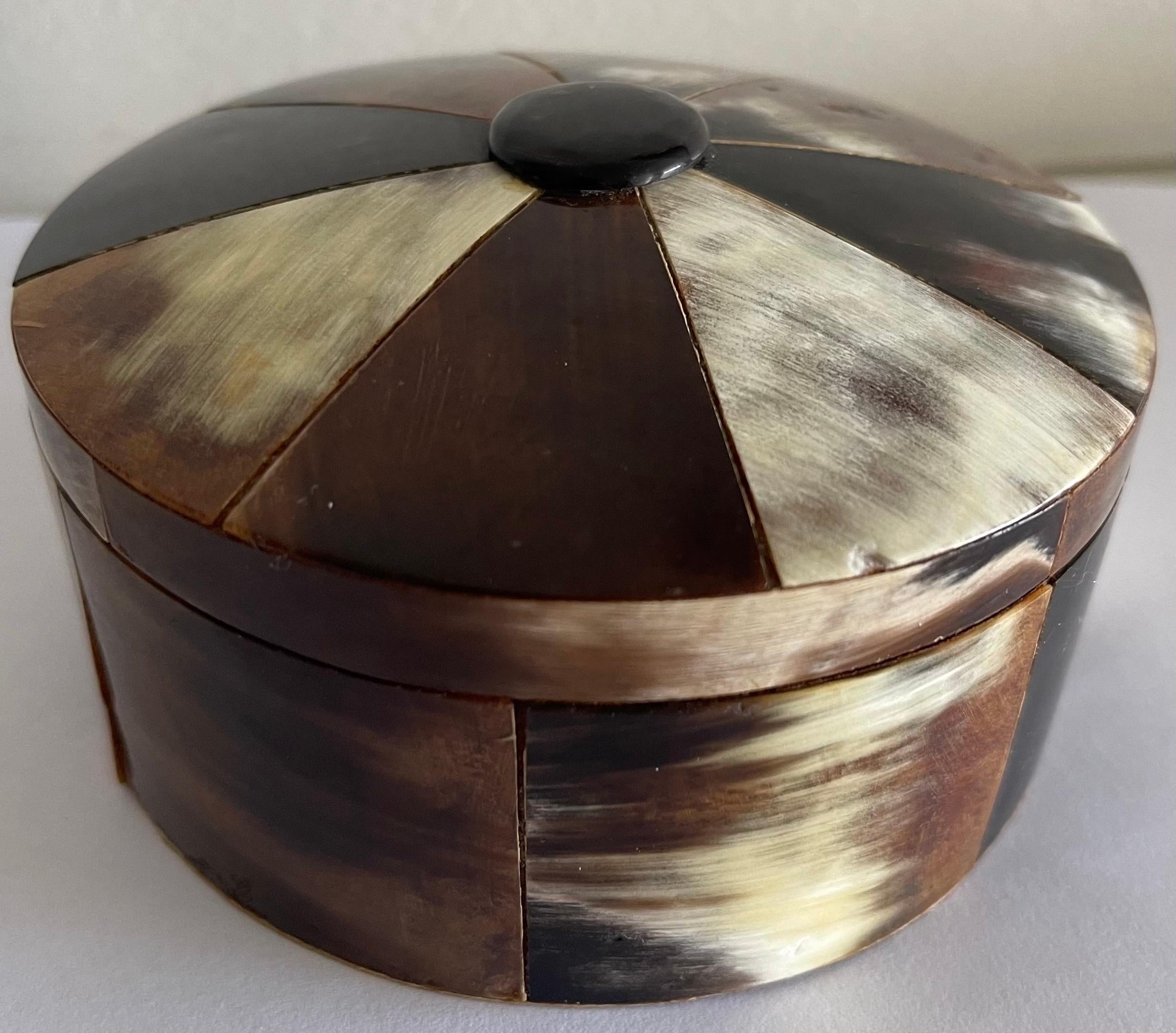 Tessellated Faux Horn & Wood Round Box For Sale 1