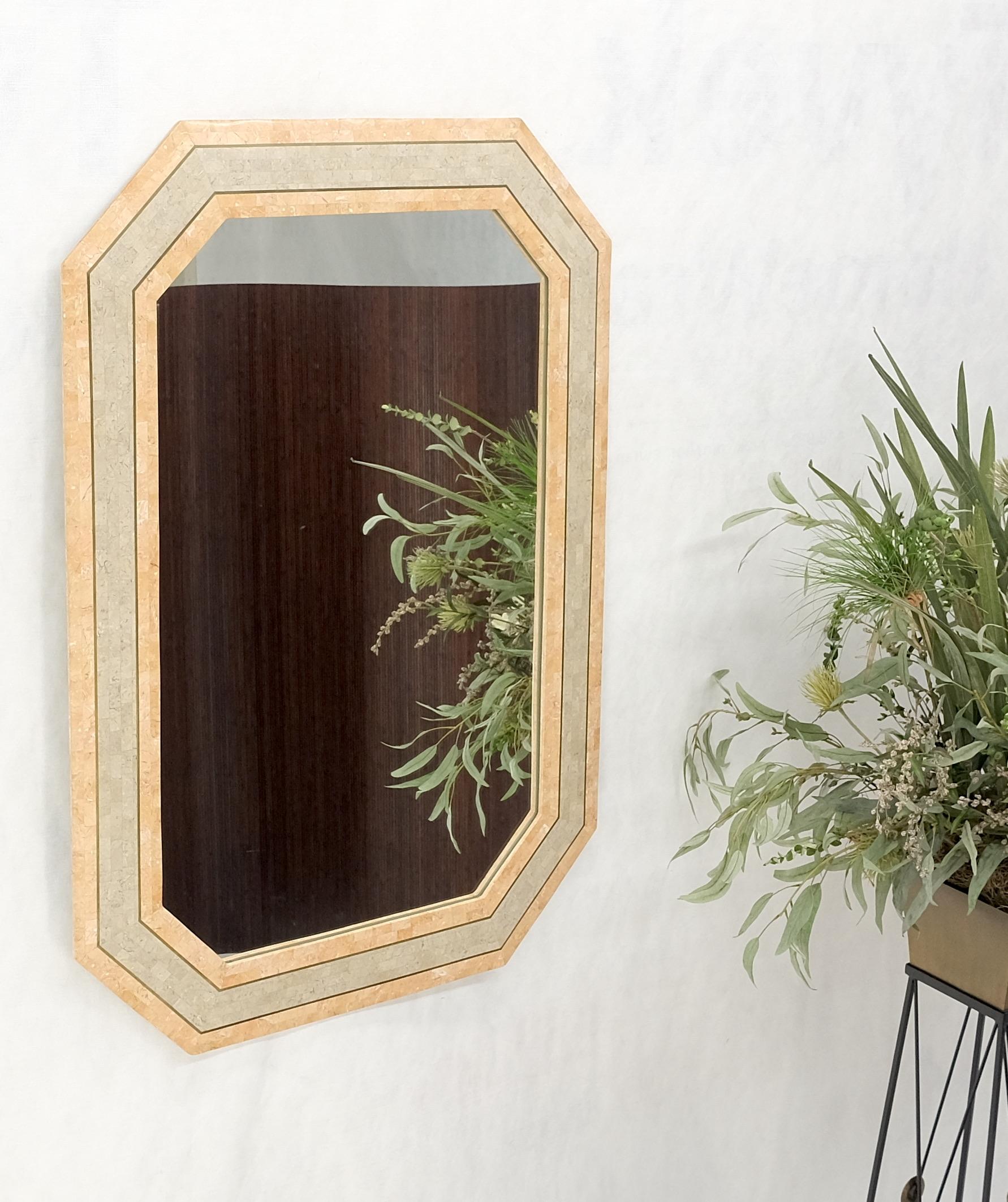 20ième siècle Miroir mural octogonal rectangulaire à cadre tessellé avec incrustation de laiton MINT ! en vente