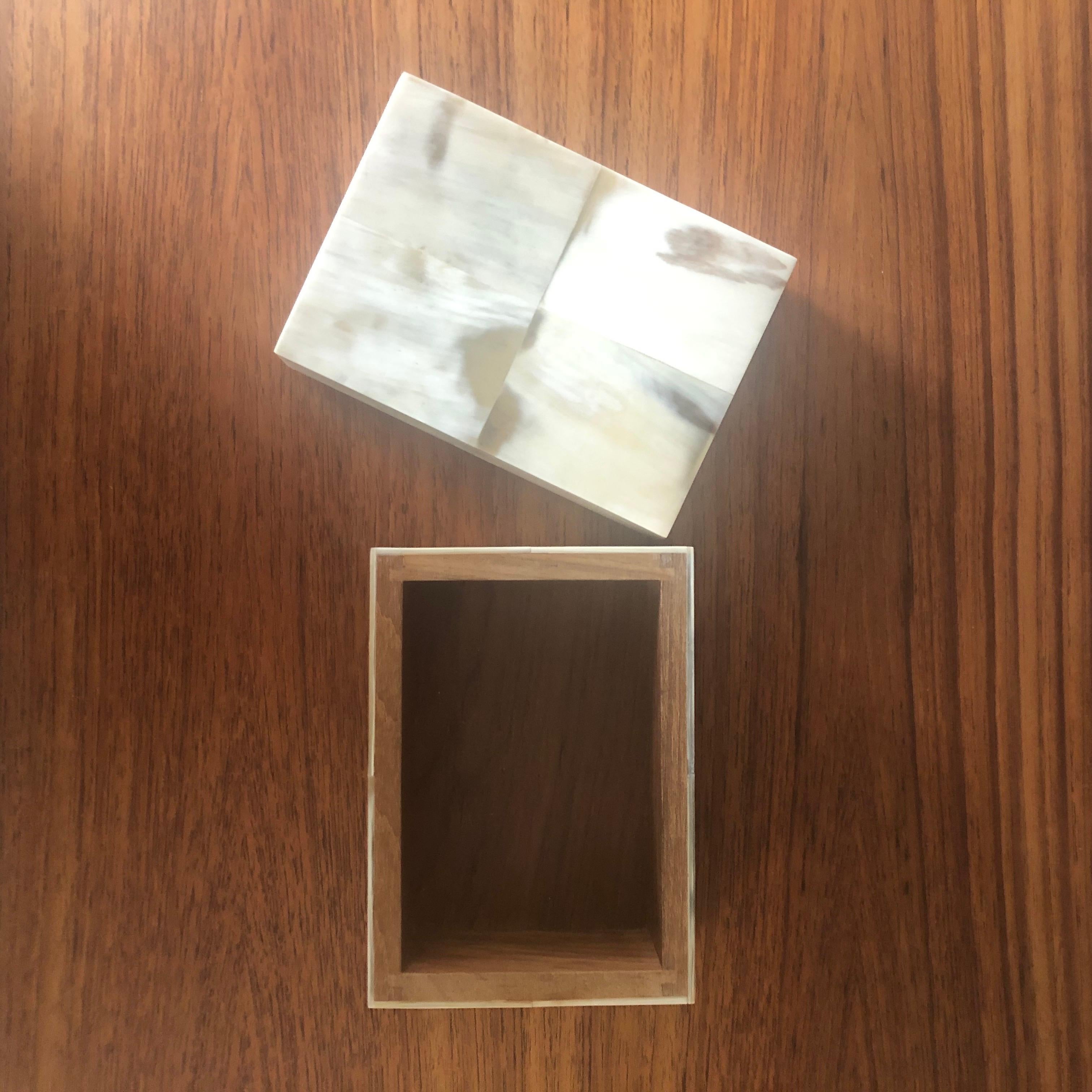 Caja teselada de cuerno y madera de cedro en Bueno estado para la venta en San Diego, CA