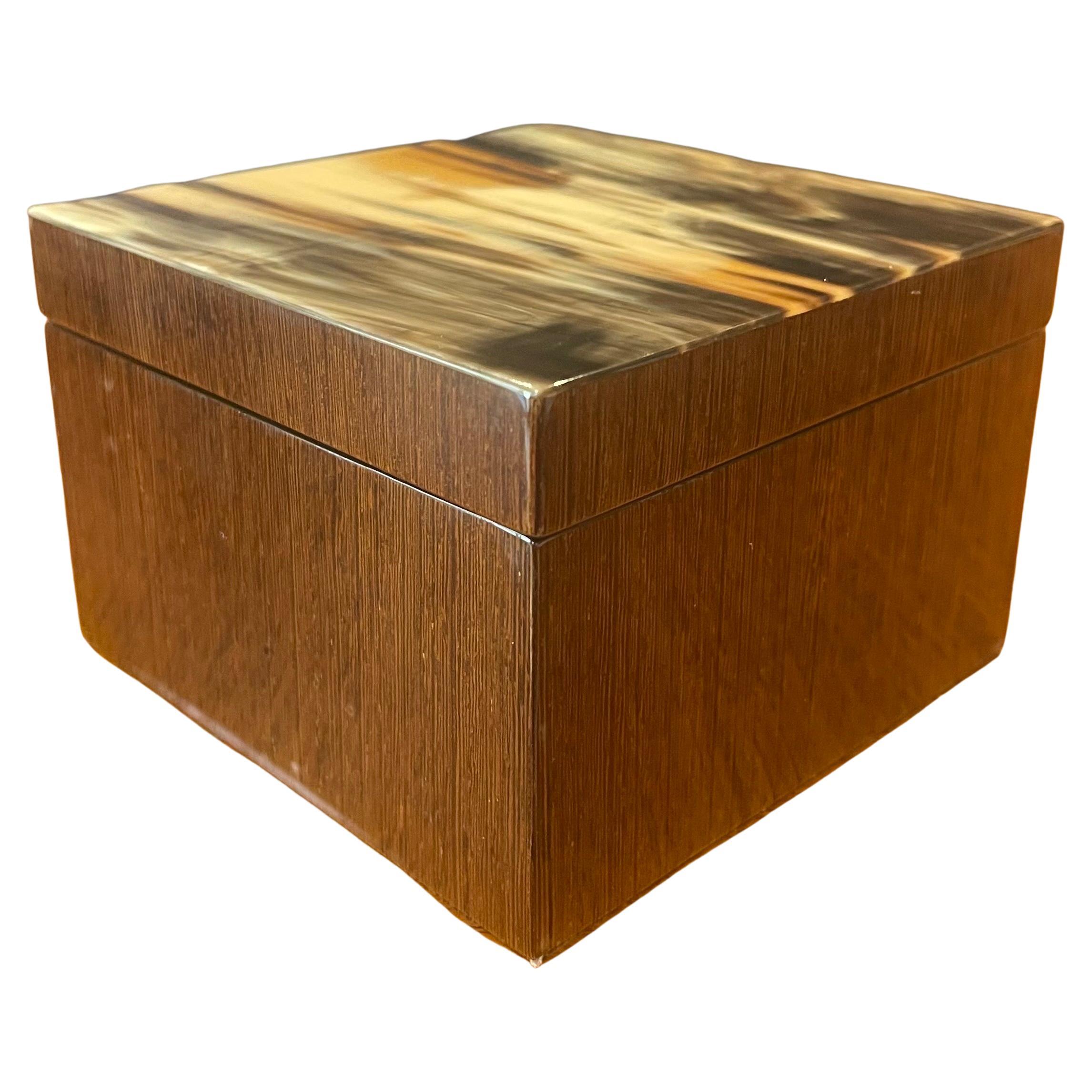 Une boîte à bijoux en corne tessellée et placage de bois de très bonne facture dans le style de R & Y Augousti, vers les années 1990. La pièce est en très bon état et mesure 4,75