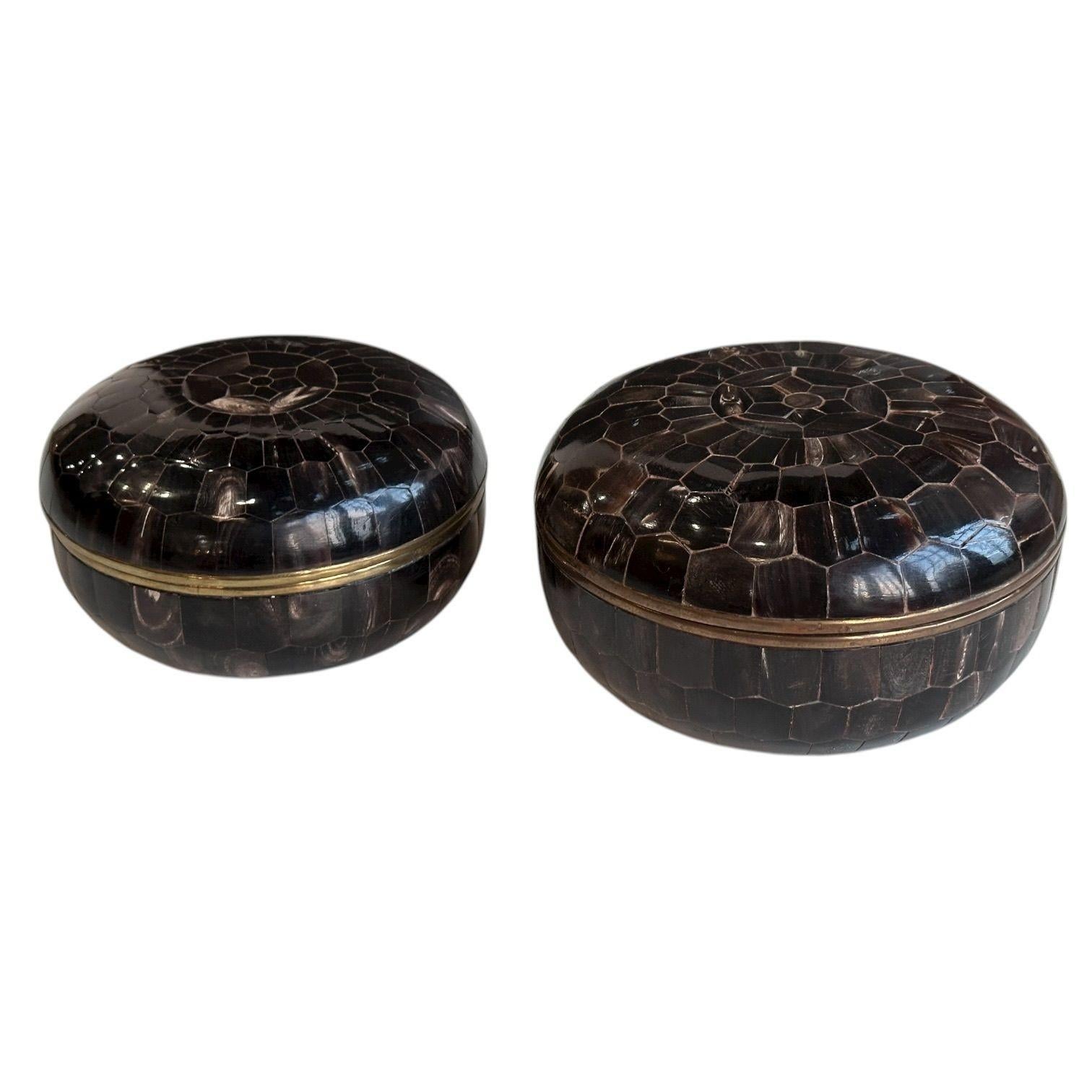 Laiton Commodes en corne tessellée par Enrique Garcel, Colombie en vente