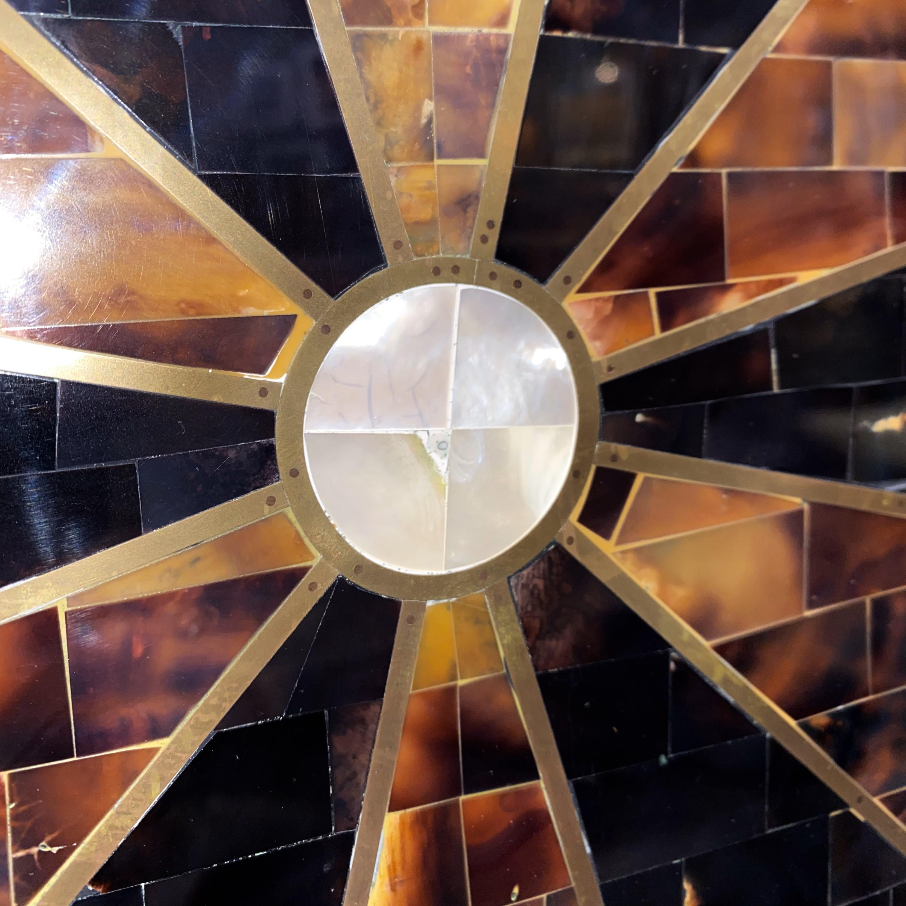 Beleuchteter Vitrinenschrank mit Türen aus Horn und Perlmutt mit Mosaik im Zustand „Gut“ im Angebot in Los Angeles, CA