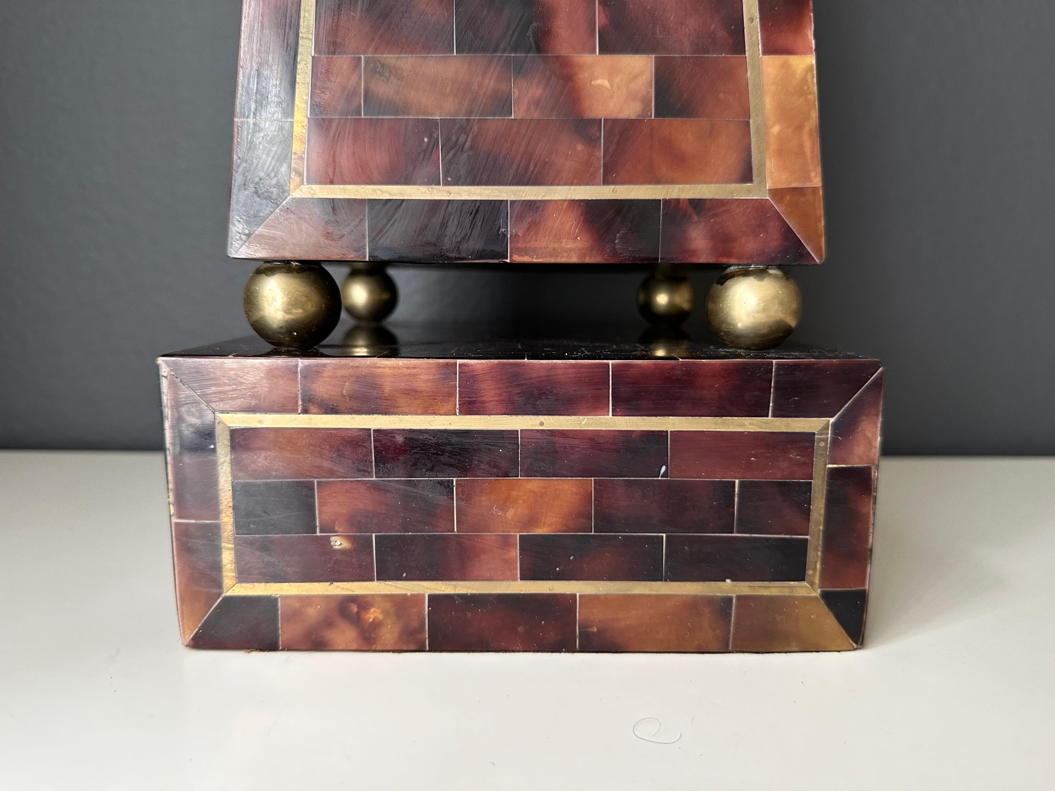 Obélisque en corne tessellée avec incrustation en laiton Bon état - En vente à North Hollywood, CA