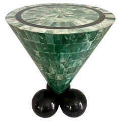 Mesa en forma de cono de malaquita teselada con patas en forma de esfera de mármol negro teselado