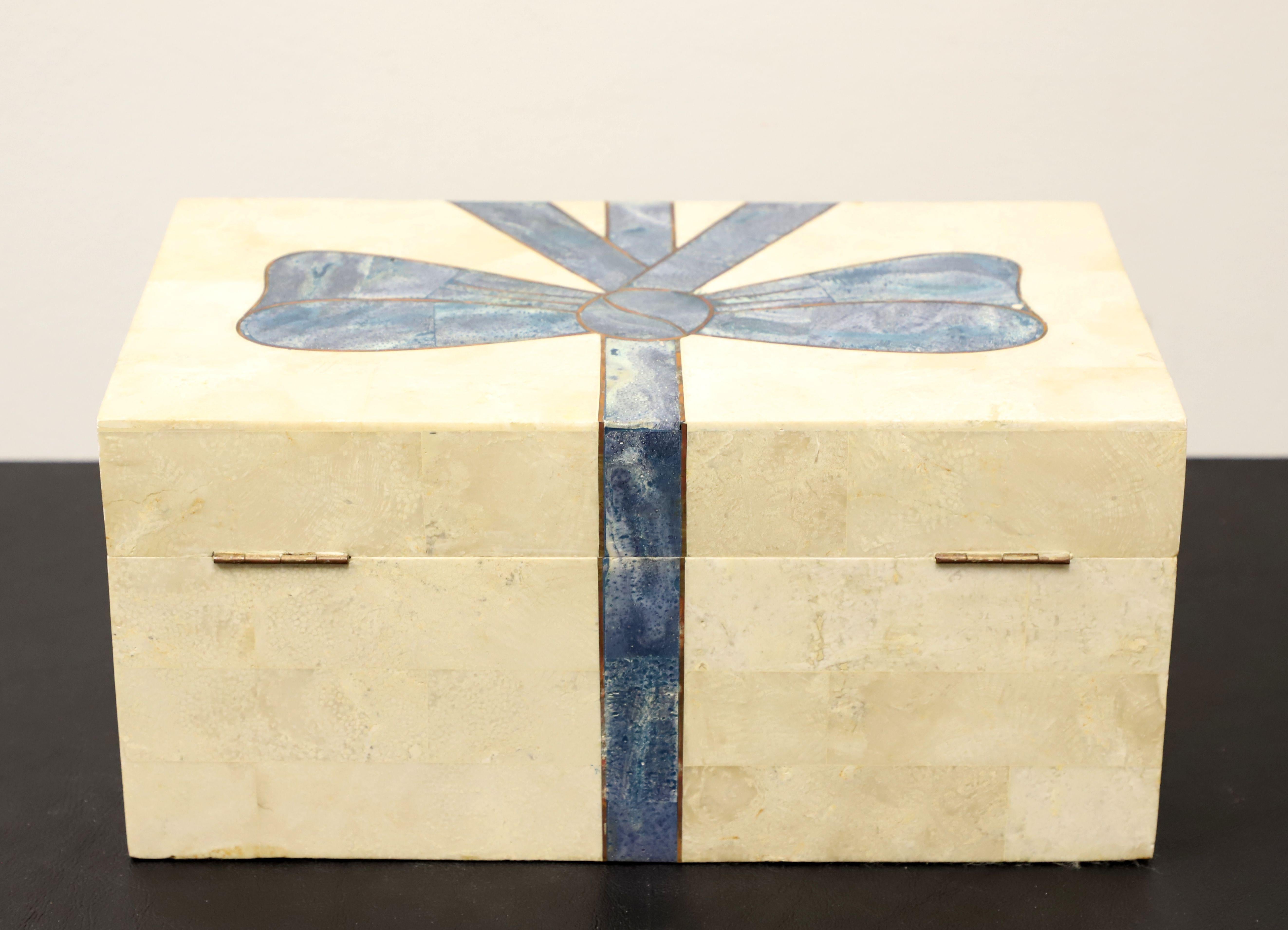 Philippin Boîte à bibelots en marbre tessellé avec nœud bleu