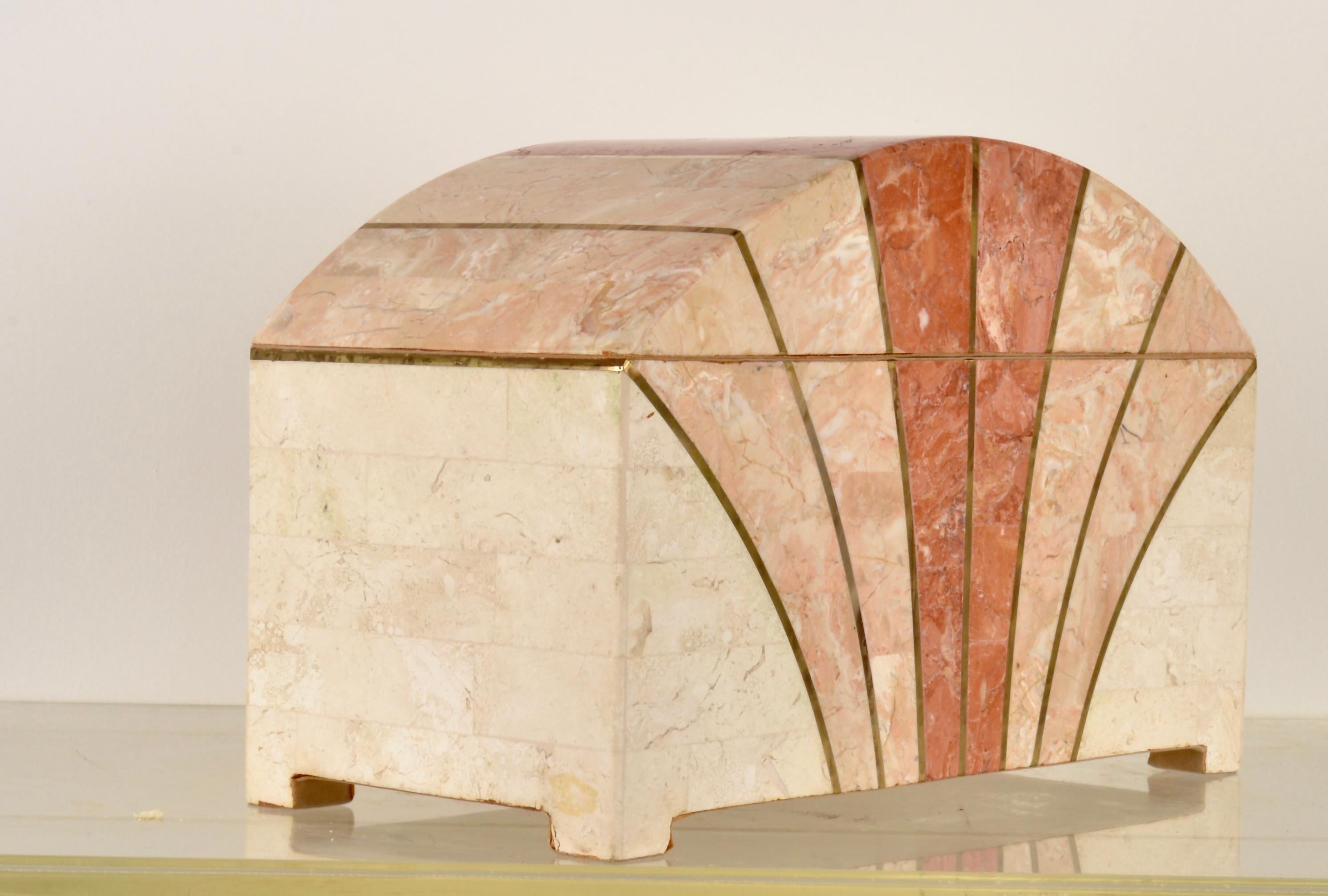 Boîte en forme de dôme artistiquement travaillée avec des panneaux de marbre coloré séparés par des bandes de laiton. L'intérieur de la boîte est tapissé de feutre doux. Le couvercle est relié à une chaîne en laiton massif. En très bon état.
