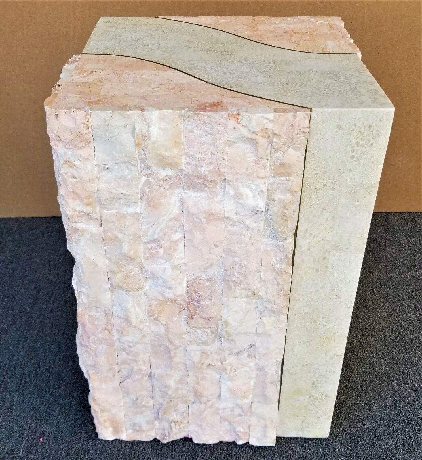 Marbre Table d'extrémité d'appoint en laiton et verre en marbre tessellé de Magnussen  en vente