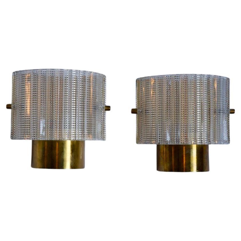 Ein Paar Orrefors-Leuchten aus Messing mit Glasdiffusoren, Schweden 1970.
Die von Carl Fagerlund entworfenen Wandleuchter sind leicht patiniert und in sehr gutem Zustand.



Der Preis gilt für ein Paar.

Hält jeweils eine Edison-Glühbirne.