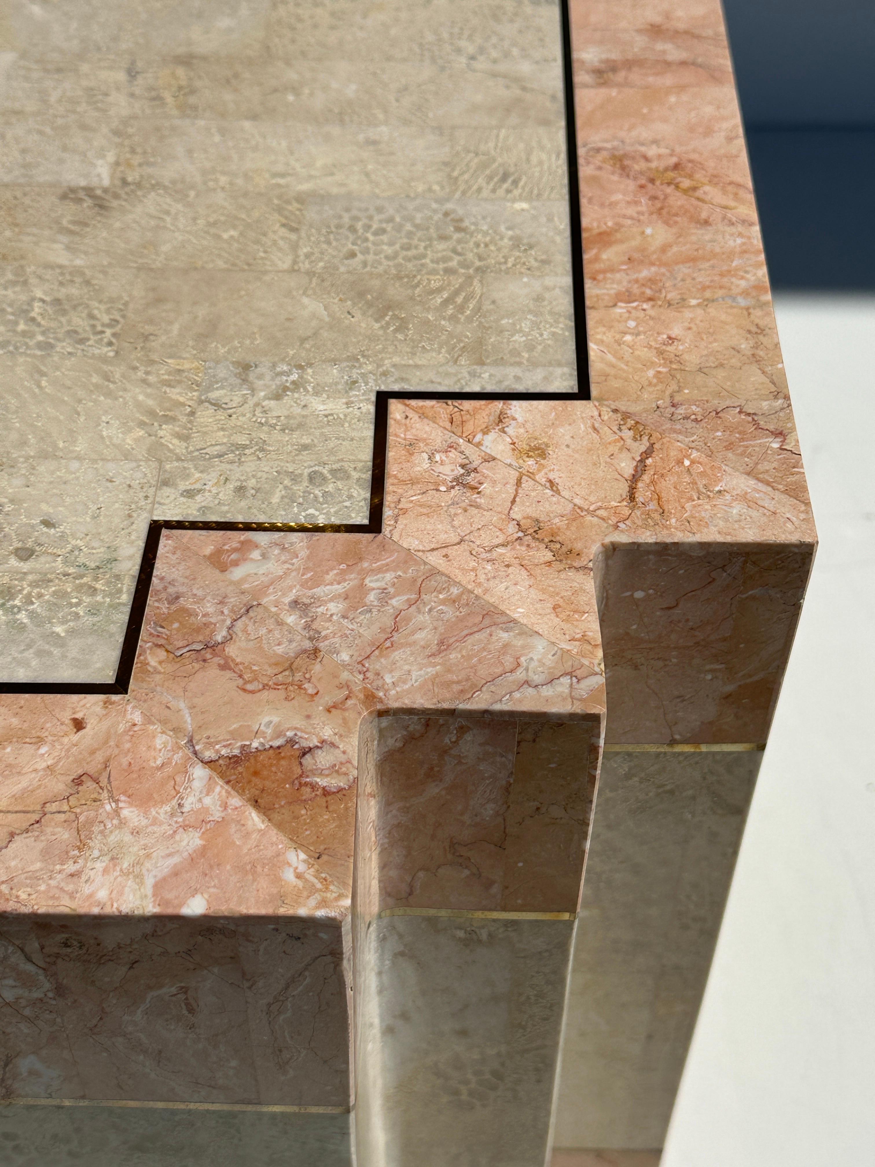 Table basse en pierre rose tessellée en vente 1
