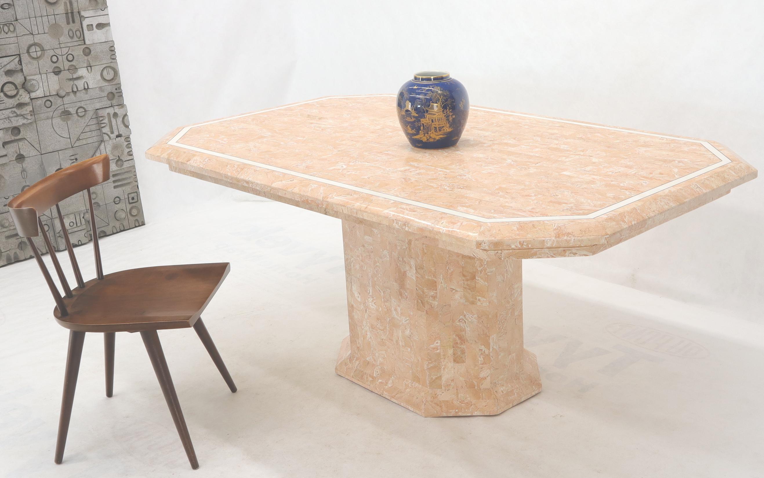 Mesa de conferencias de comedor con líneas de incrustaciones de latón y baldosas de mármol teseladas, moderna de mediados de siglo. Atribuido a Maitland Smith y Ron Seff. Excelente estado vintage. Corta las esquinas en forma de rectángulo.