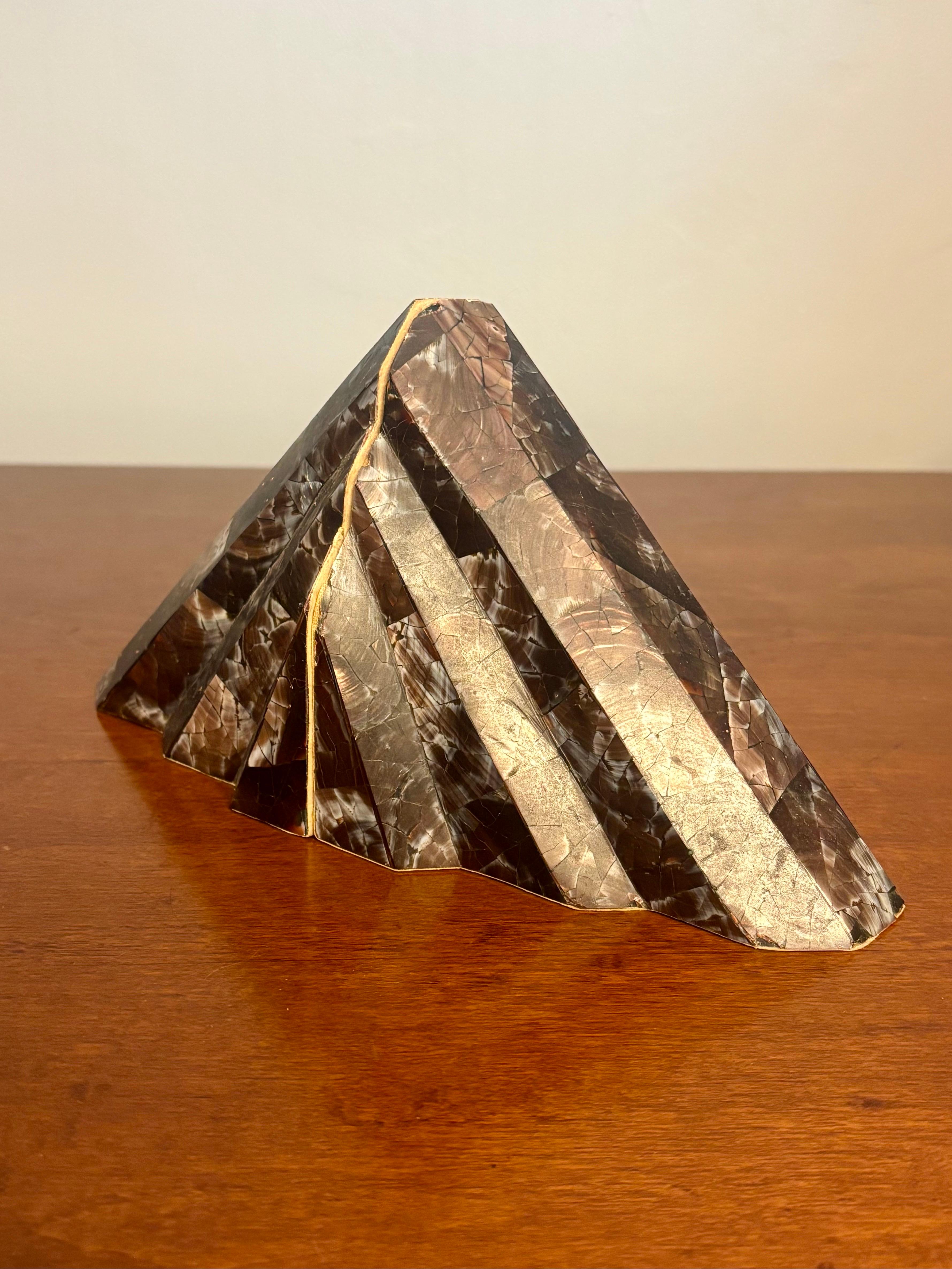 Serre-livres en coquillages tessellés dans le style de Maitland Smith, fin du 20e siècle Bon état - En vente à Delray Beach, FL