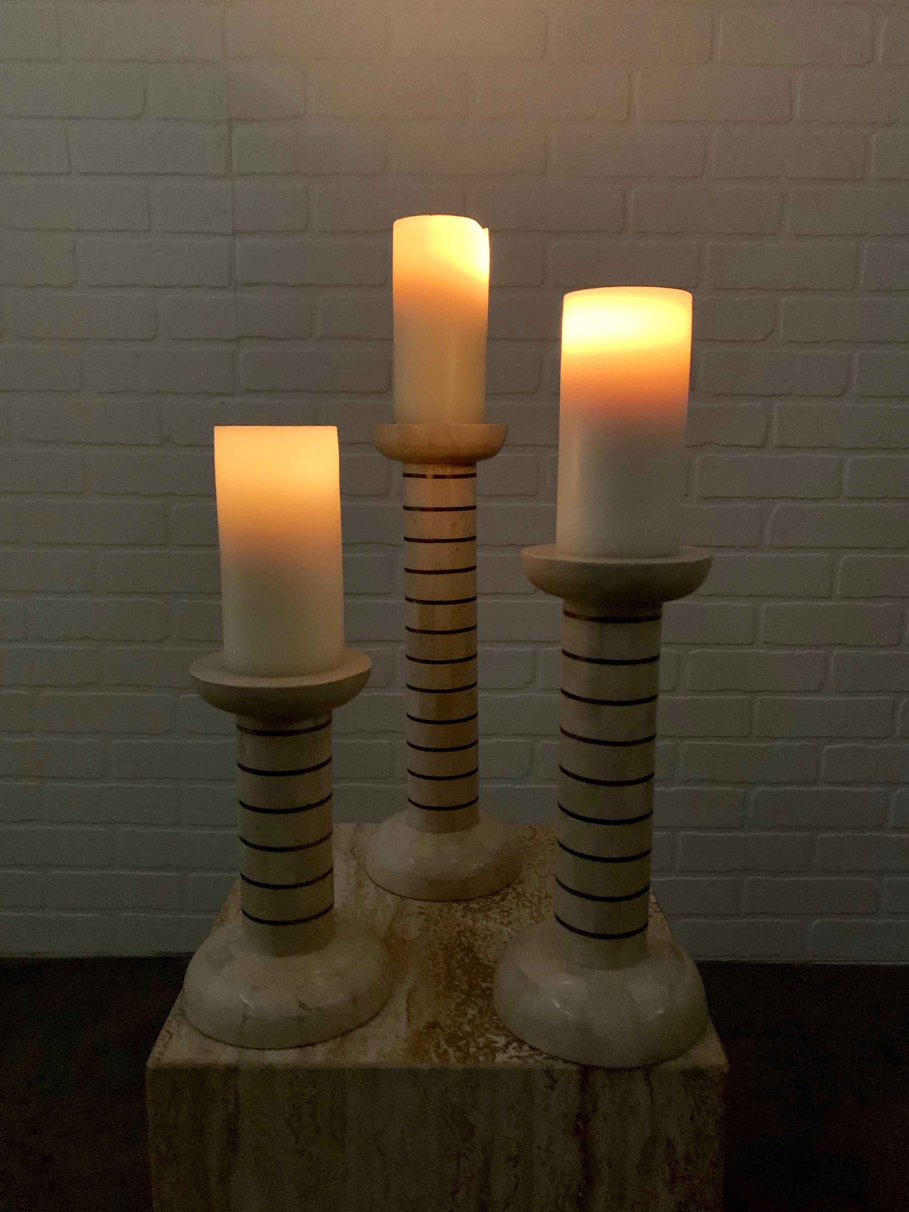 Set vintage di tre candelieri nello stile di Maitland Smith. Una combinazione di ottone e pietra
Le candele usate sono incluse se lo si desidera.