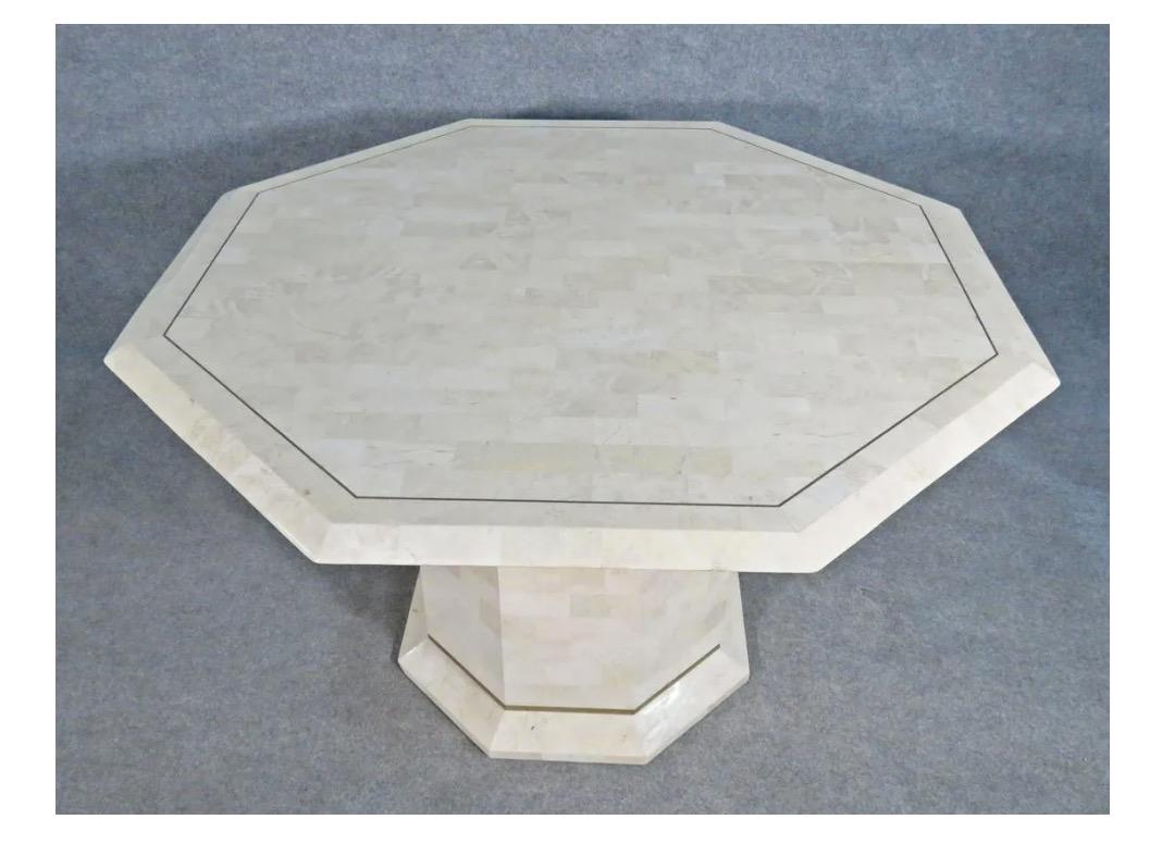 Laiton Table de salle à manger en pierre tessellée et laiton en vente