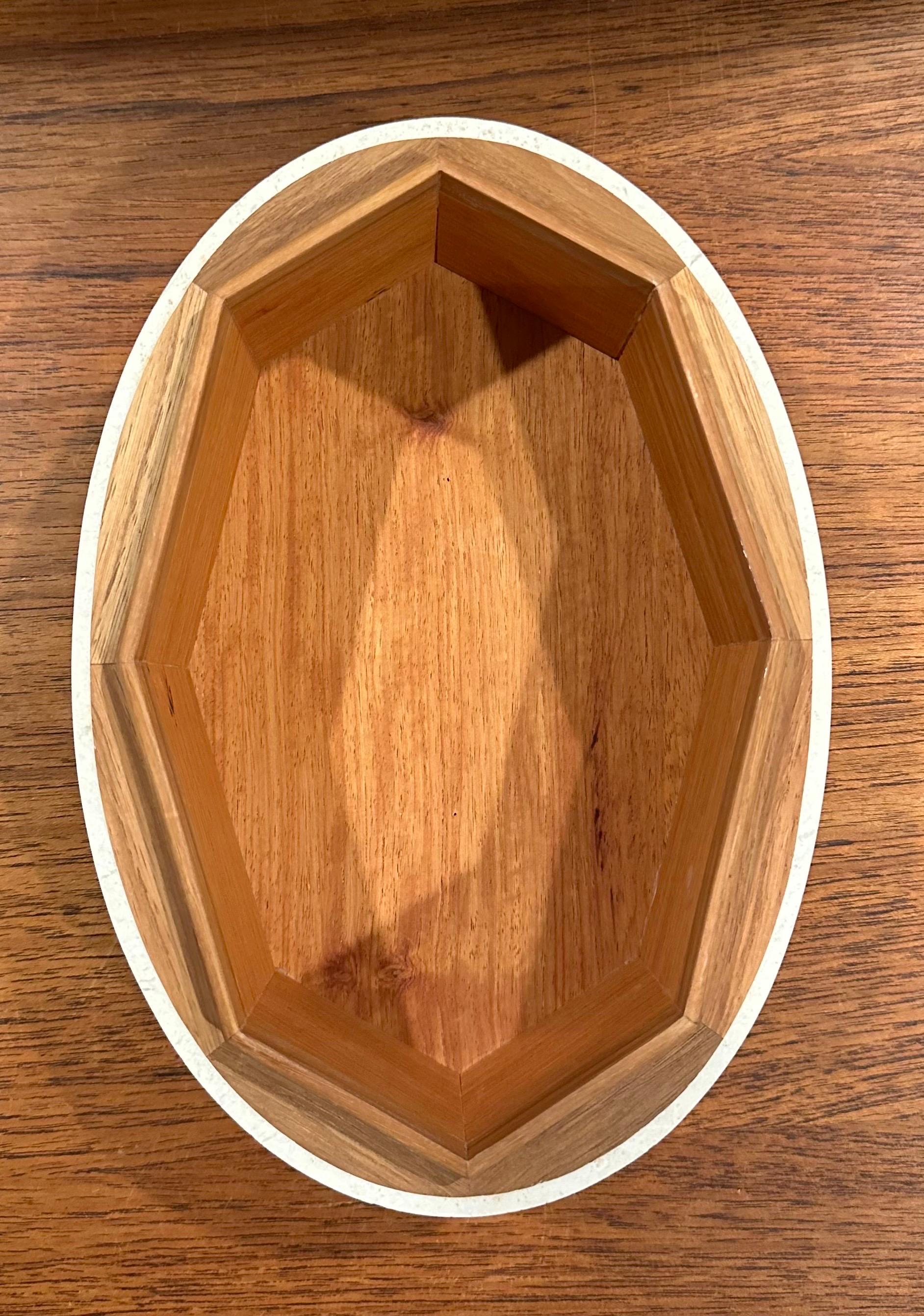 Caja de baratijas de piedra teselada y chapa de madera siglo XX en venta