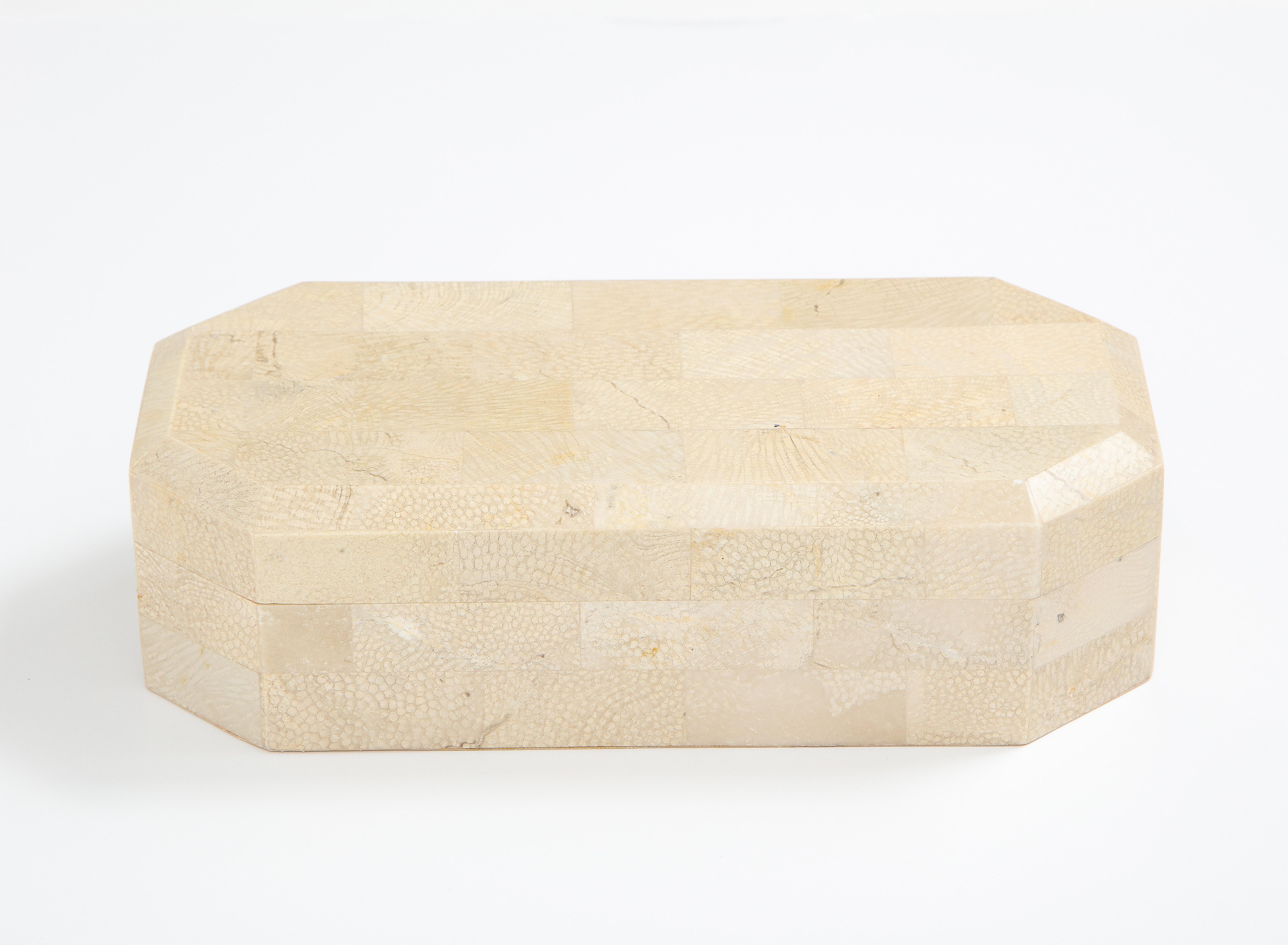 Lovely tessellated marble box in a soft creamy Ivory color.
The interior is lined in suede.