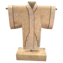 Sculpture de kimono décorative en pierre tessellée et laiton de Maitland Smith