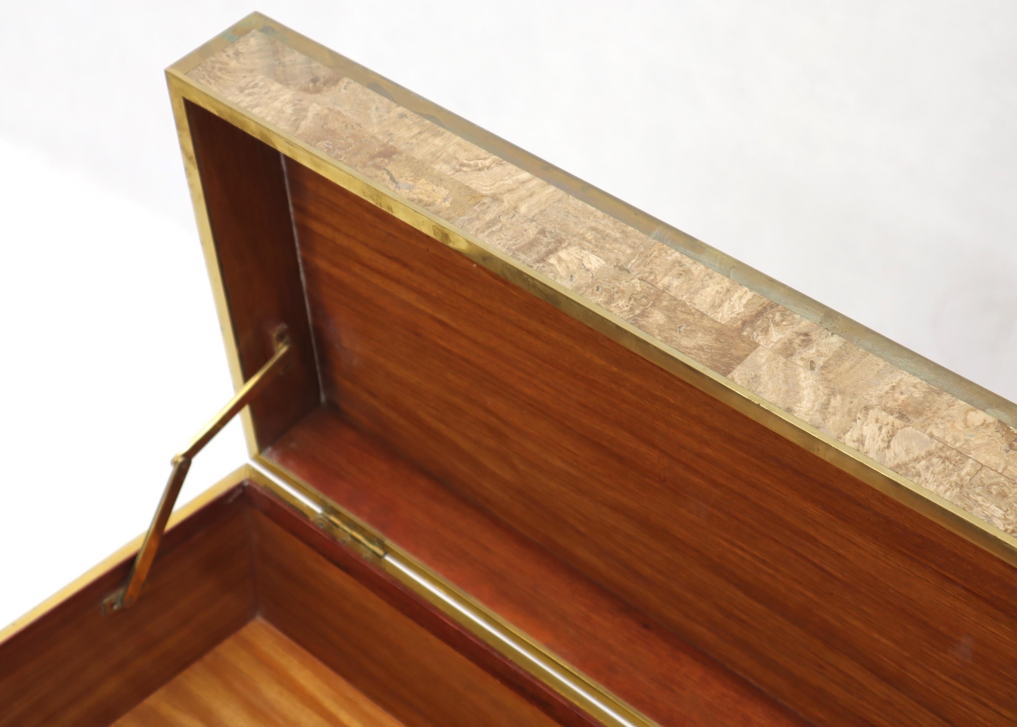 Table d'appoint console en forme de coffre à trésor avec base en laiton et pierre tessellée en vente 2
