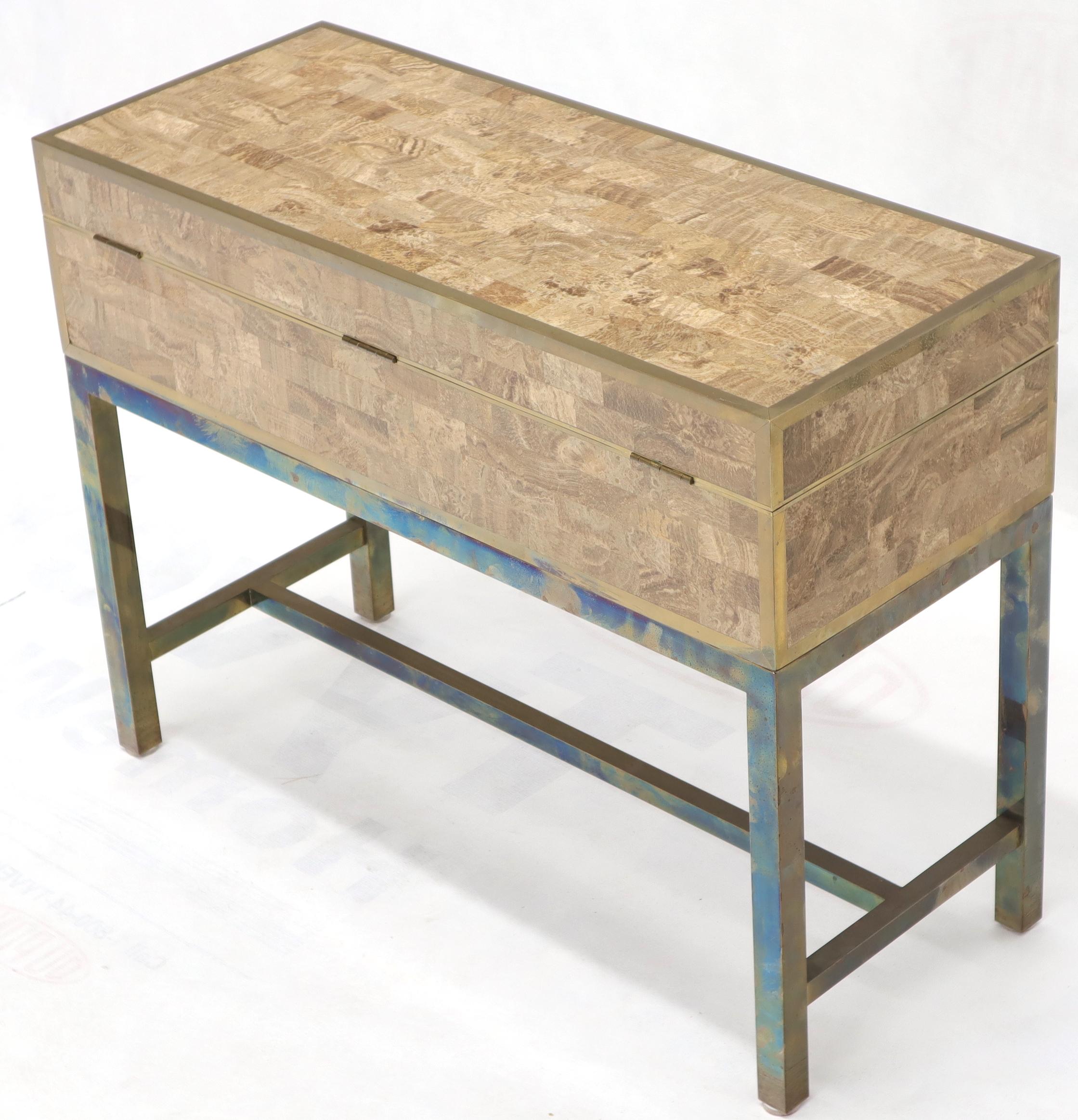 Table d'appoint console en forme de coffre à trésor avec base en laiton et pierre tessellée en vente 3