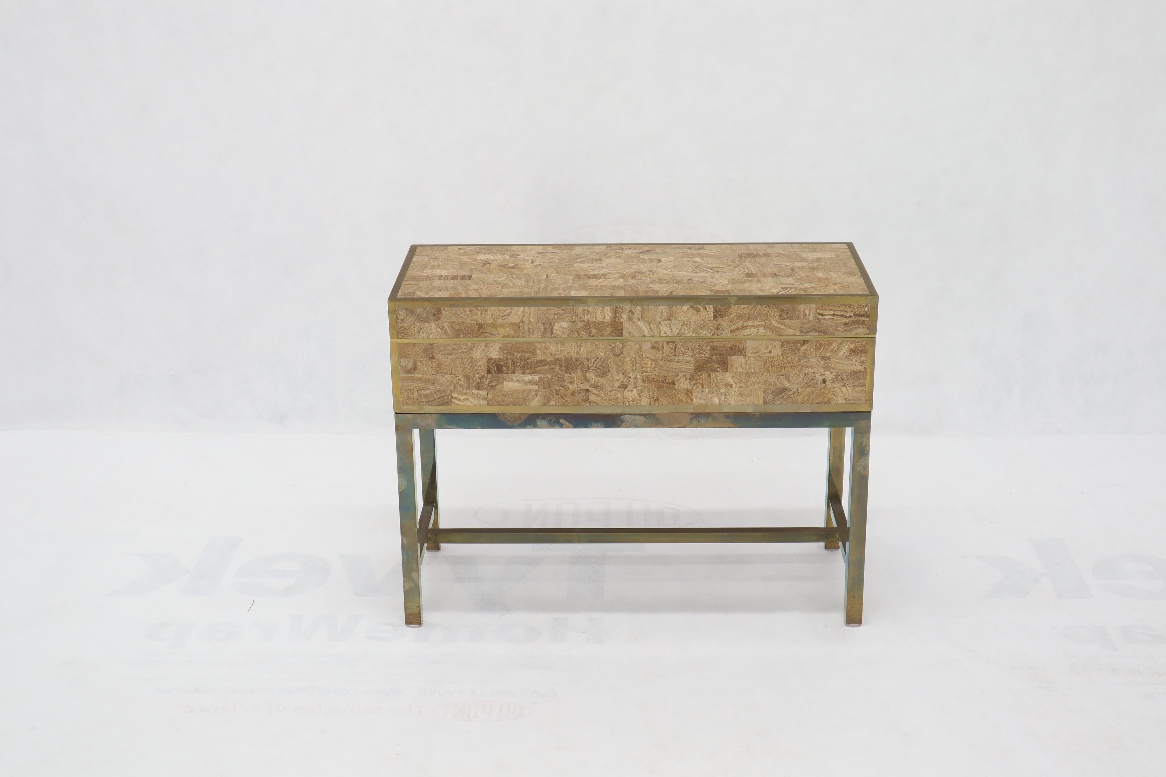 Mid-Century Modern Table d'appoint console en forme de coffre à trésor avec base en laiton et pierre tessellée en vente