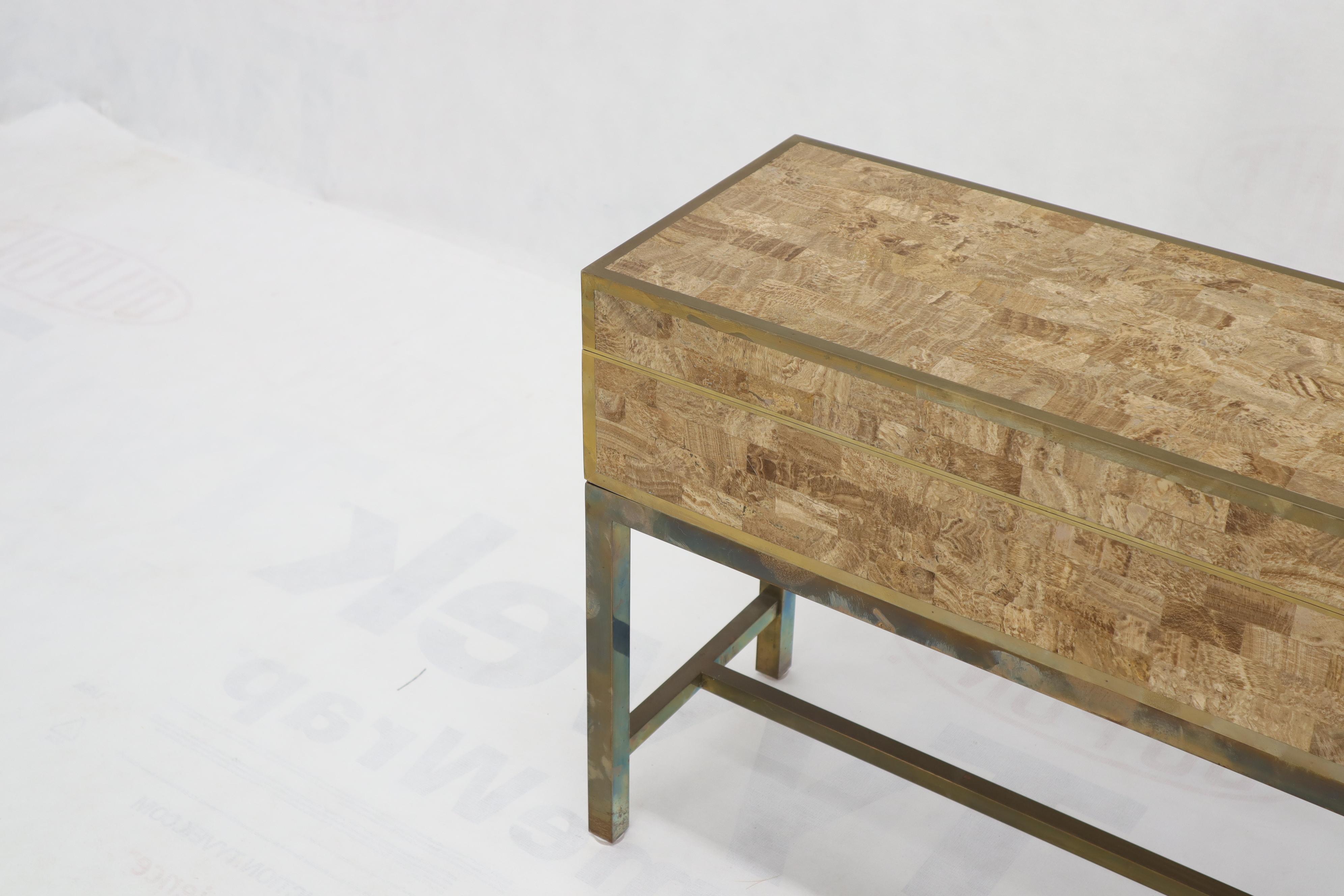 Inconnu Table d'appoint console en forme de coffre à trésor avec base en laiton et pierre tessellée en vente