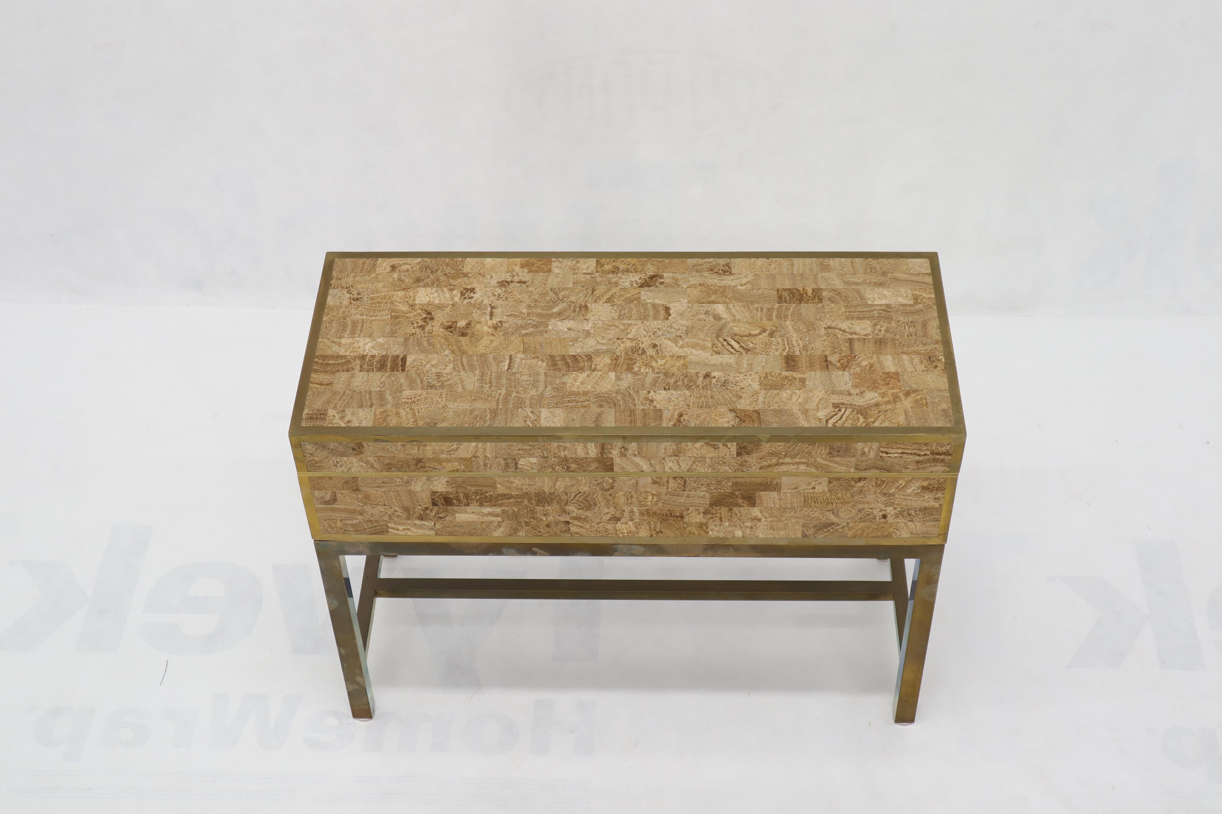 Poli Table d'appoint console en forme de coffre à trésor avec base en laiton et pierre tessellée en vente