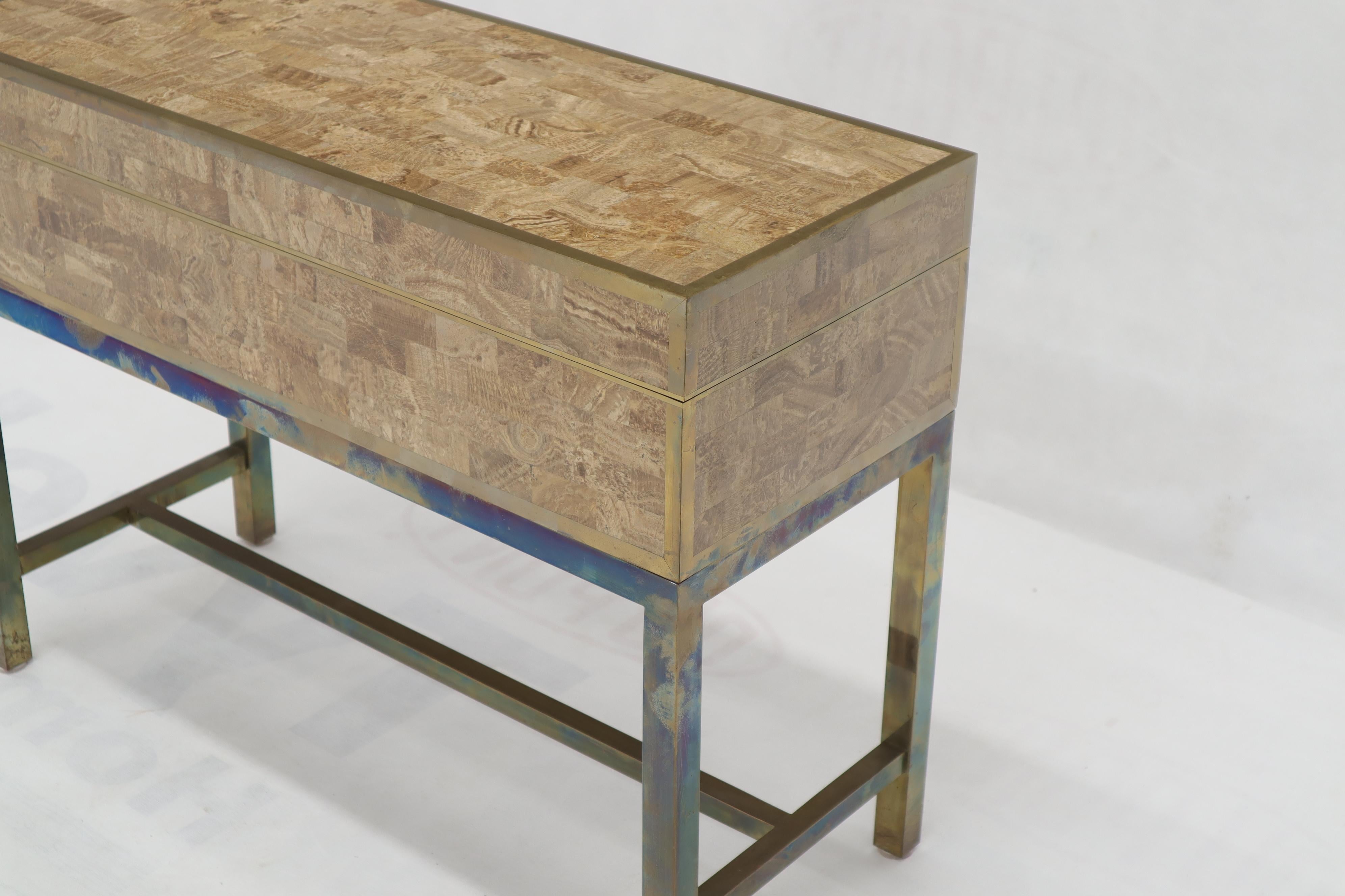 20ième siècle Table d'appoint console en forme de coffre à trésor avec base en laiton et pierre tessellée en vente