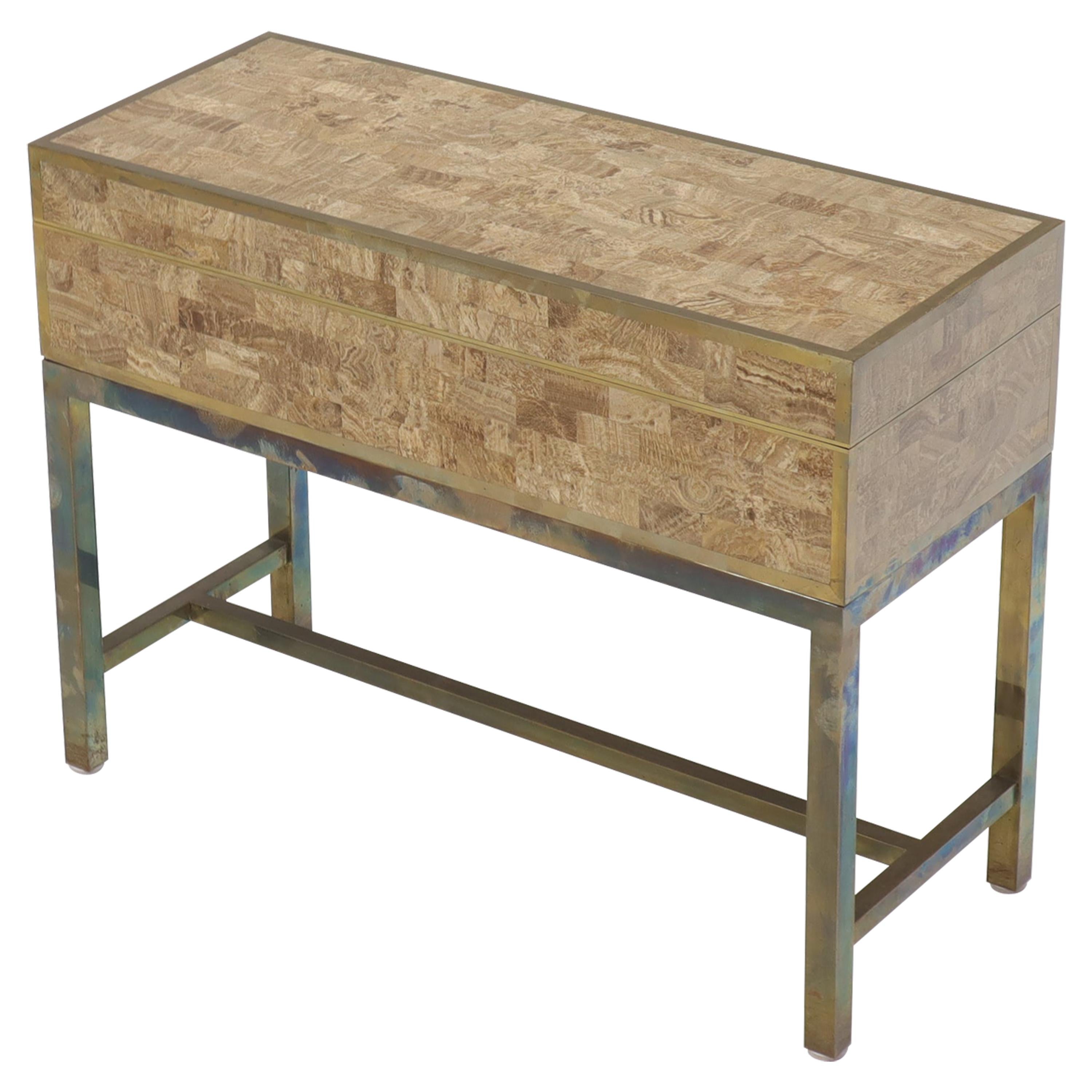 Table d'appoint console en forme de coffre à trésor avec base en laiton et pierre tessellée en vente