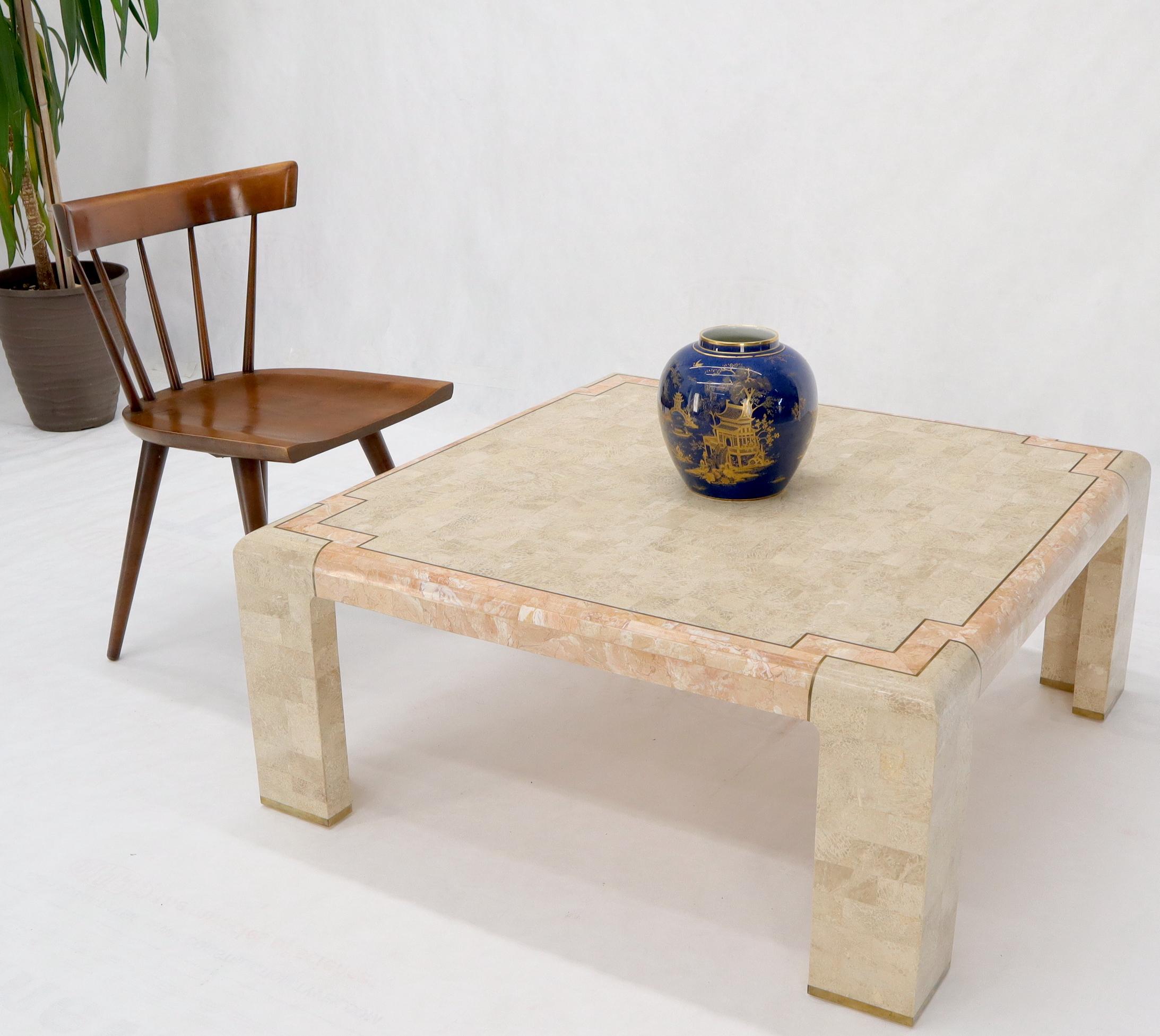 Mid-Century Modern Table basse carrée en pierre tessellée et laiton incrusté en vente
