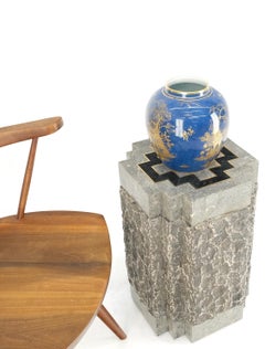 Table d'appoint carrée à piédestal en pierre tessellée incrustée de laiton noir et gris menthe