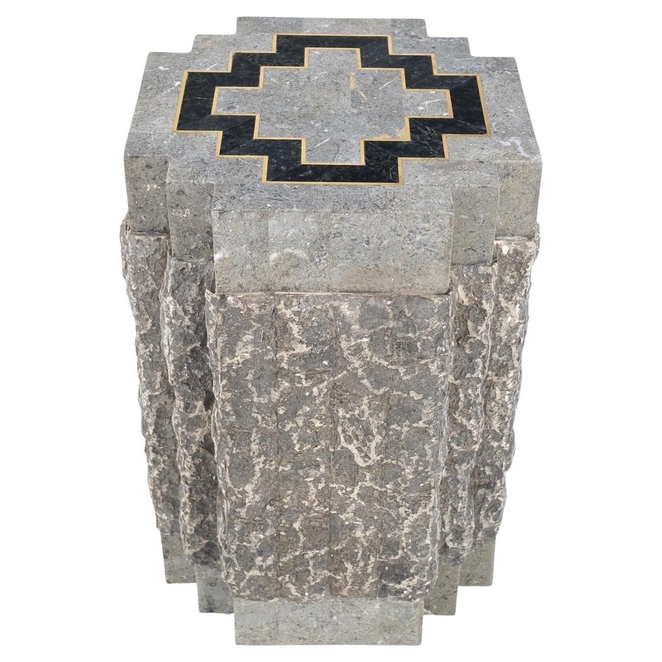 Table d'appoint carrée à piédestal en pierre tessellée incrustée de laiton noir et gris menthe