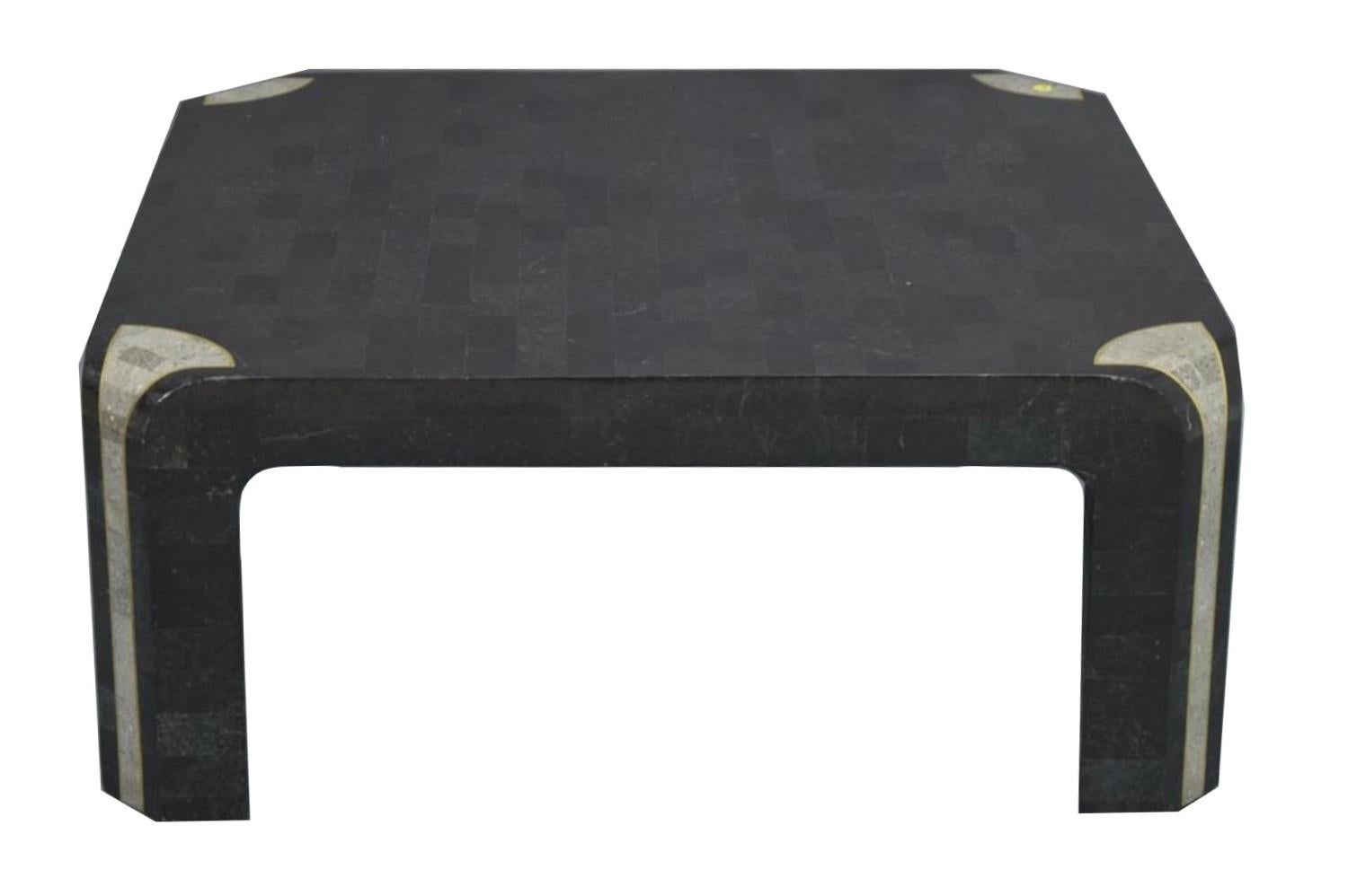Table basse en pierre tessellée attribuée à Maitland Smith. Construit en deux couleurs de marbre et en laiton incrusté.

*La table console assortie est également disponible, prix et dimensions sur demande.