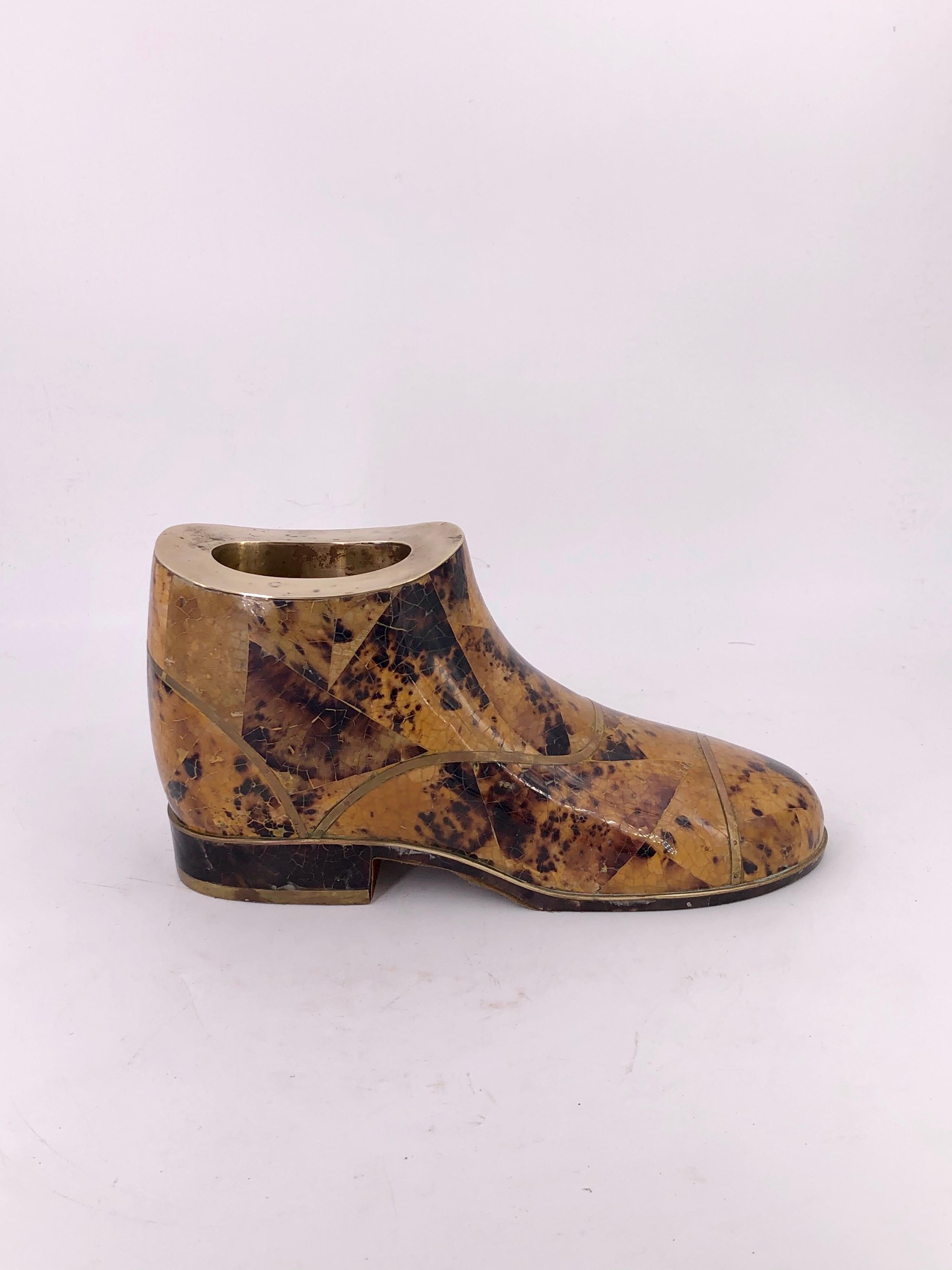 Bellissimo e raro stivale decorativo in pietra tessellata di Maitland Smith, degli anni '70 circa. Un bell'intarsio in ottone patinato può essere usato per mettere gli spiccioli o il posacenere, ecc.