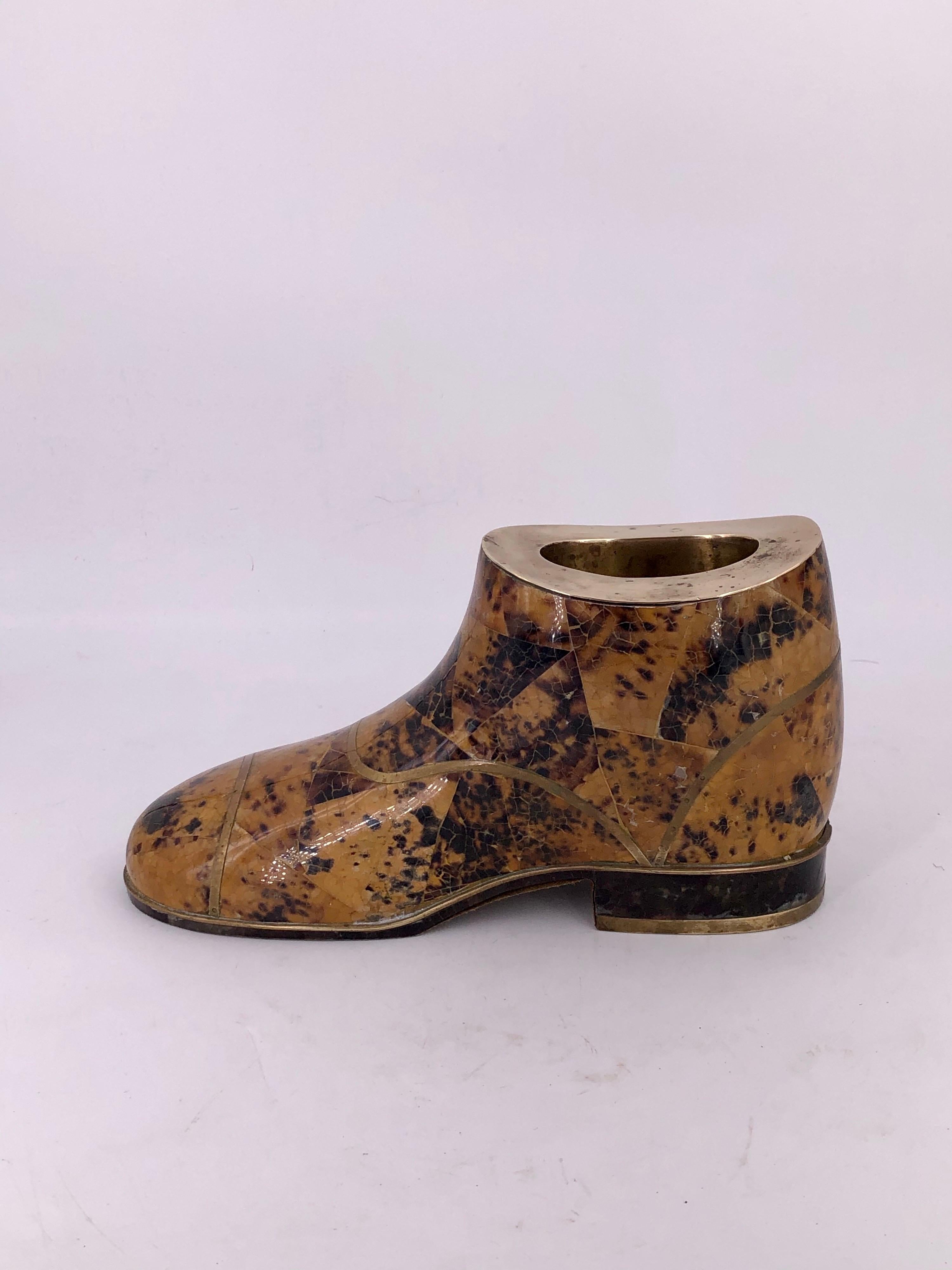 Dekorativer Stiefel aus Mosaikstein aus Messing von Maitland Smith (amerikanisch) im Angebot