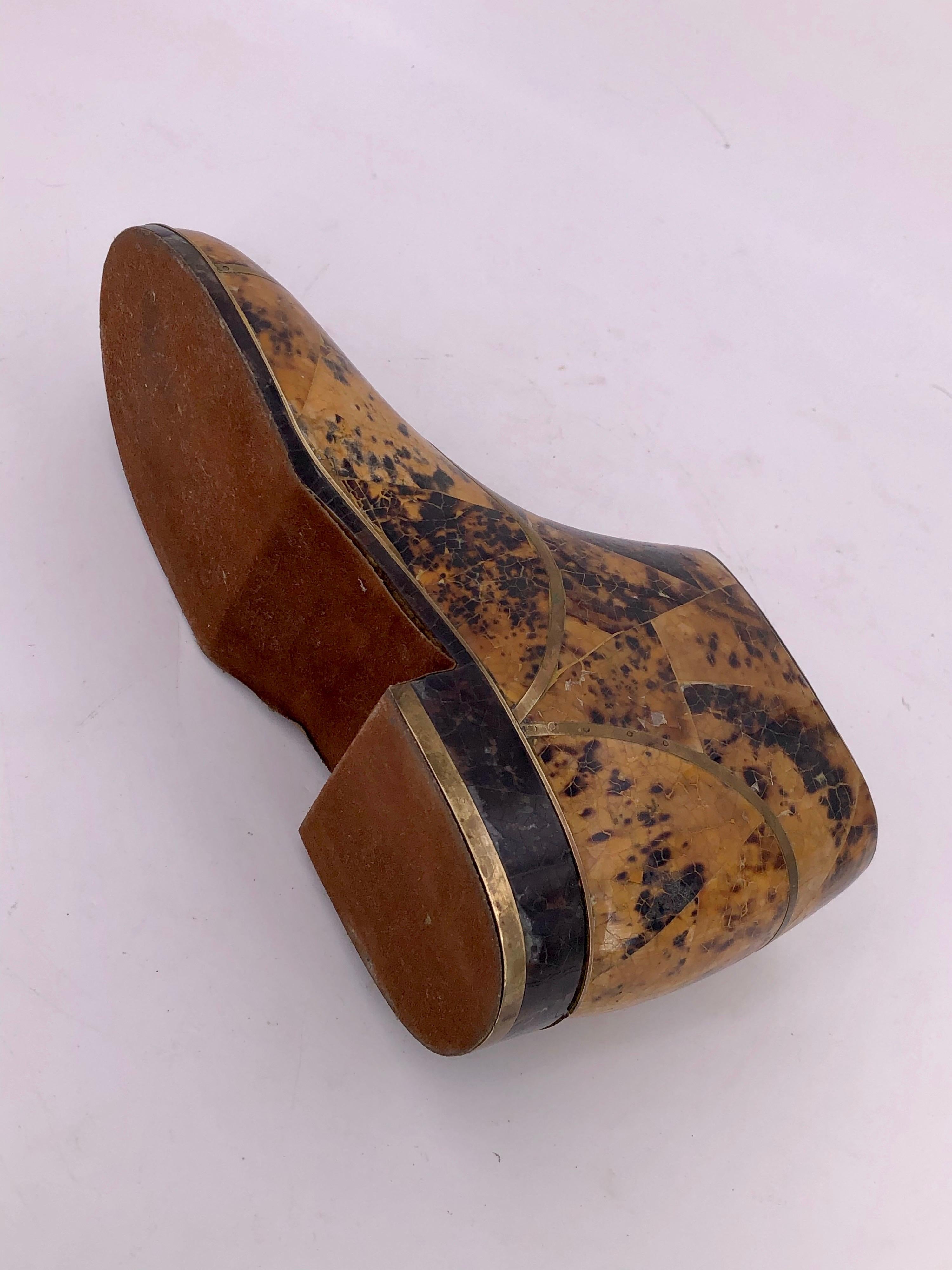 Dekorativer Stiefel aus Mosaikstein aus Messing von Maitland Smith (20. Jahrhundert) im Angebot