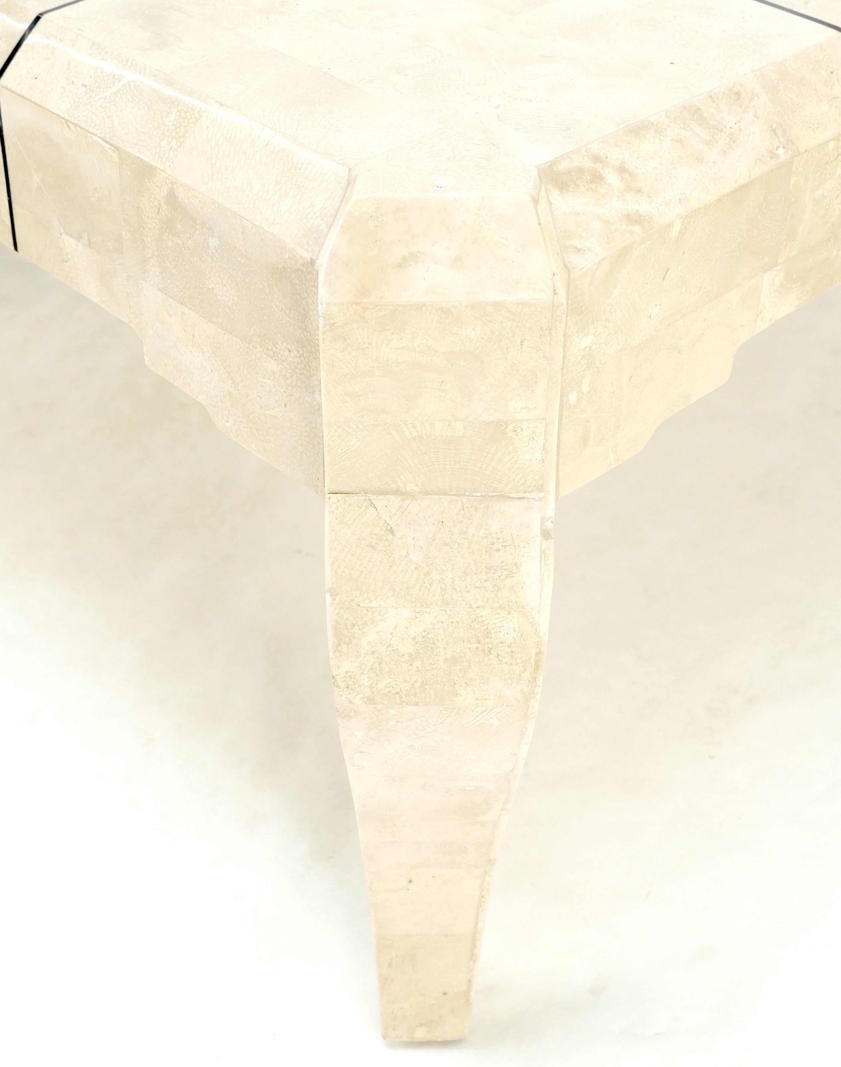 Quadratischer Couchtisch aus Mosaikstein mit Fossilplatte und Messingintarsien auf Cabriole-Beinen (Philippinisch) im Angebot