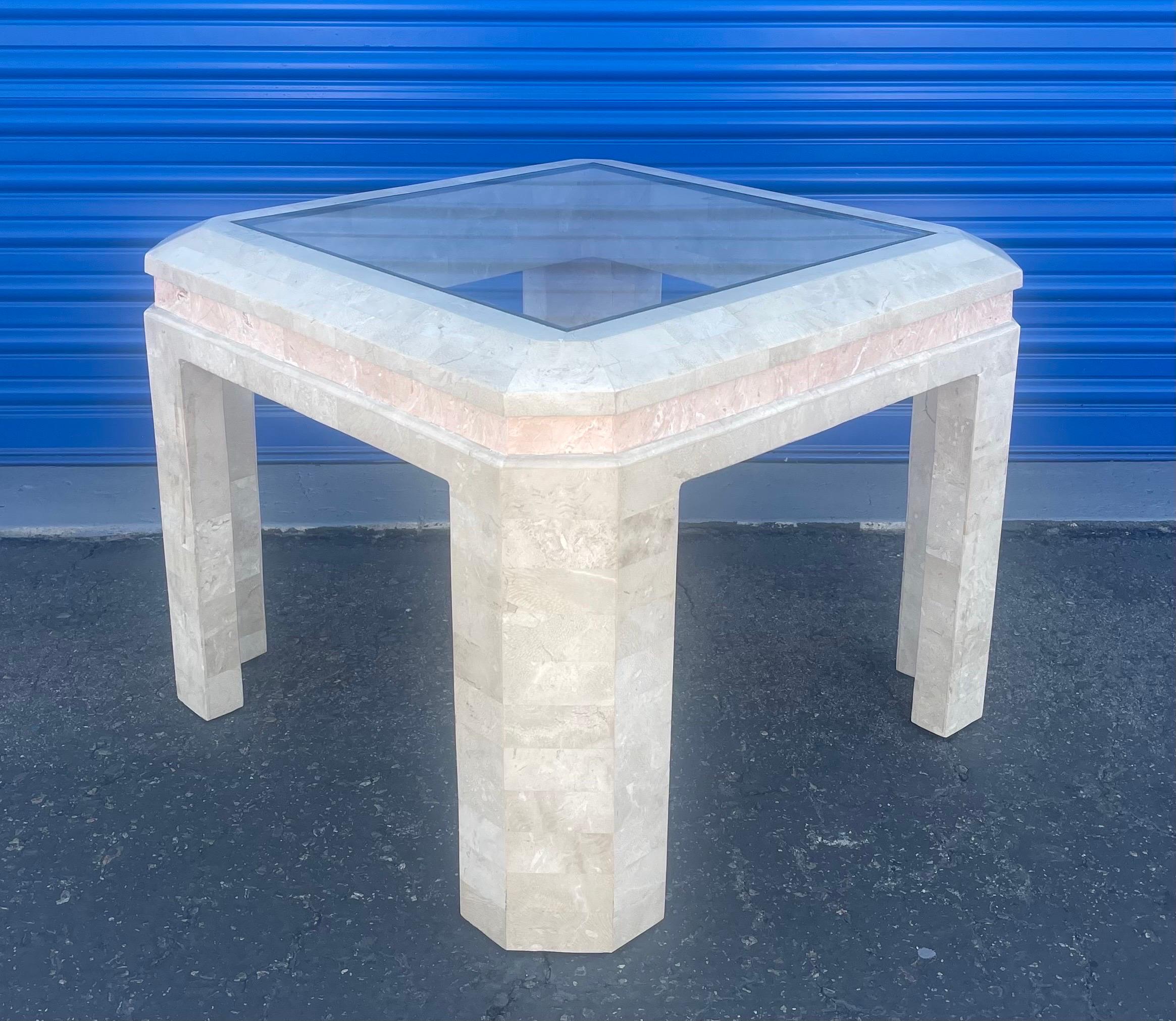 Grande table d'appoint en pierre tessellée Hollywood Regency avec plateau en verre dans le style de Maitland Smith, vers les années 1980. Belle incrustation en laiton autour d'un plateau en verre de 20