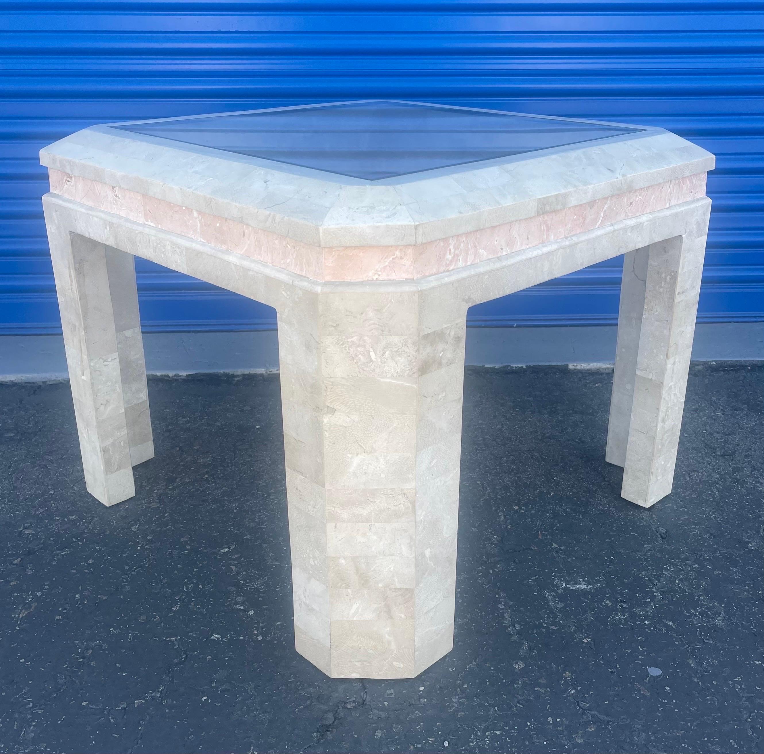 Hollywood Regency Table d'appoint / table d'extrémité en pierre tessellée à plateau en verre dans le style de Maitland Smith en vente