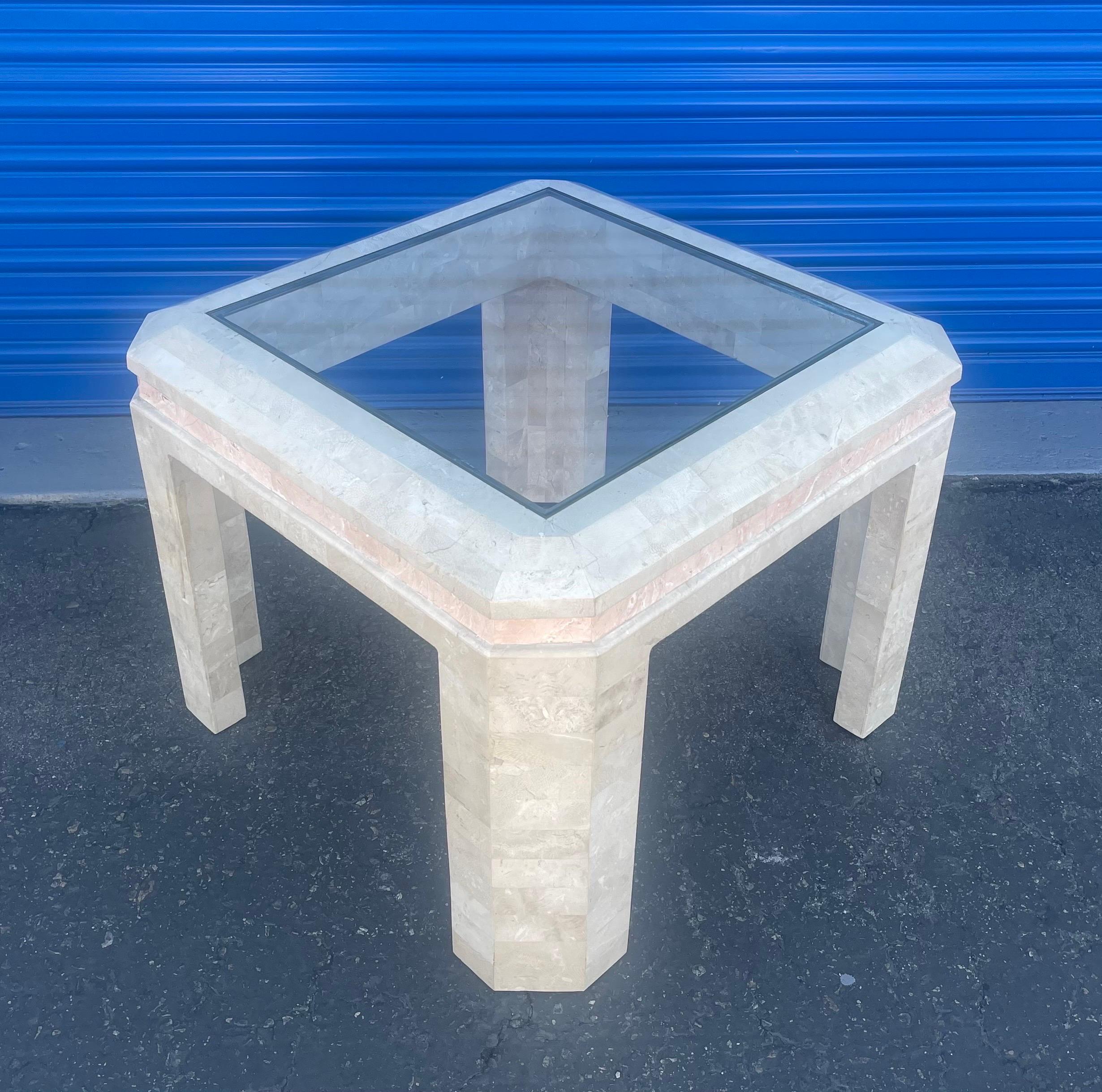 Philippin Table d'appoint / table d'extrémité en pierre tessellée à plateau en verre dans le style de Maitland Smith en vente