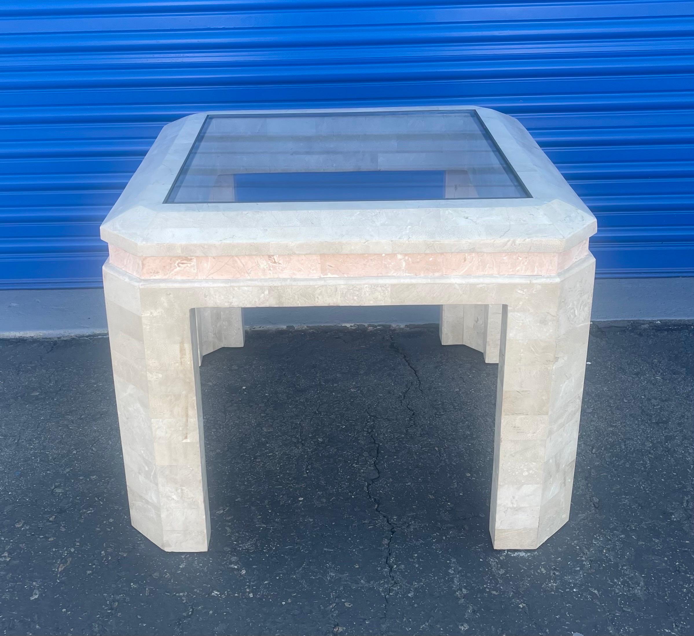 Table d'appoint / table d'extrémité en pierre tessellée à plateau en verre dans le style de Maitland Smith Bon état - En vente à San Diego, CA