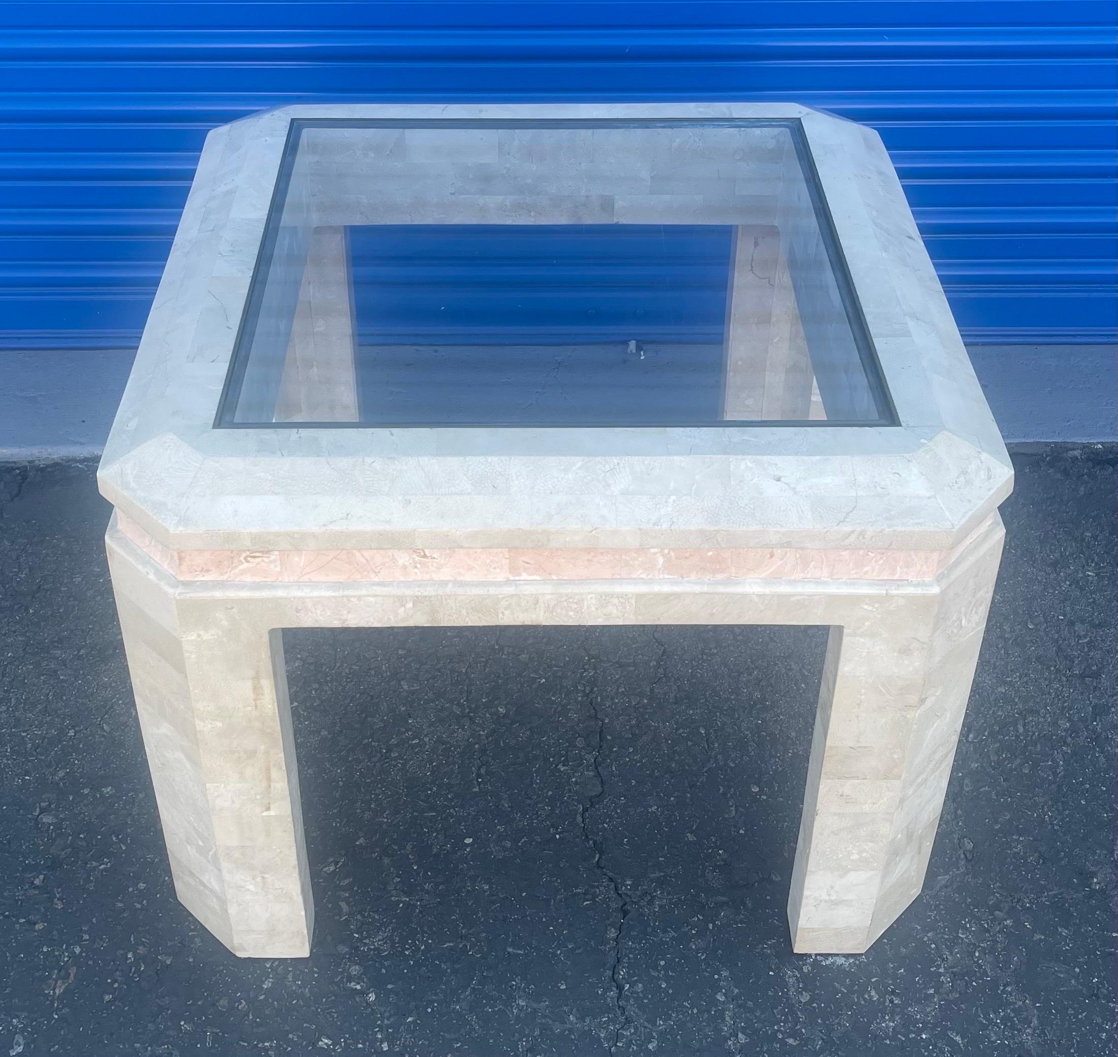 Verre Table d'appoint / table d'extrémité en pierre tessellée à plateau en verre dans le style de Maitland Smith en vente