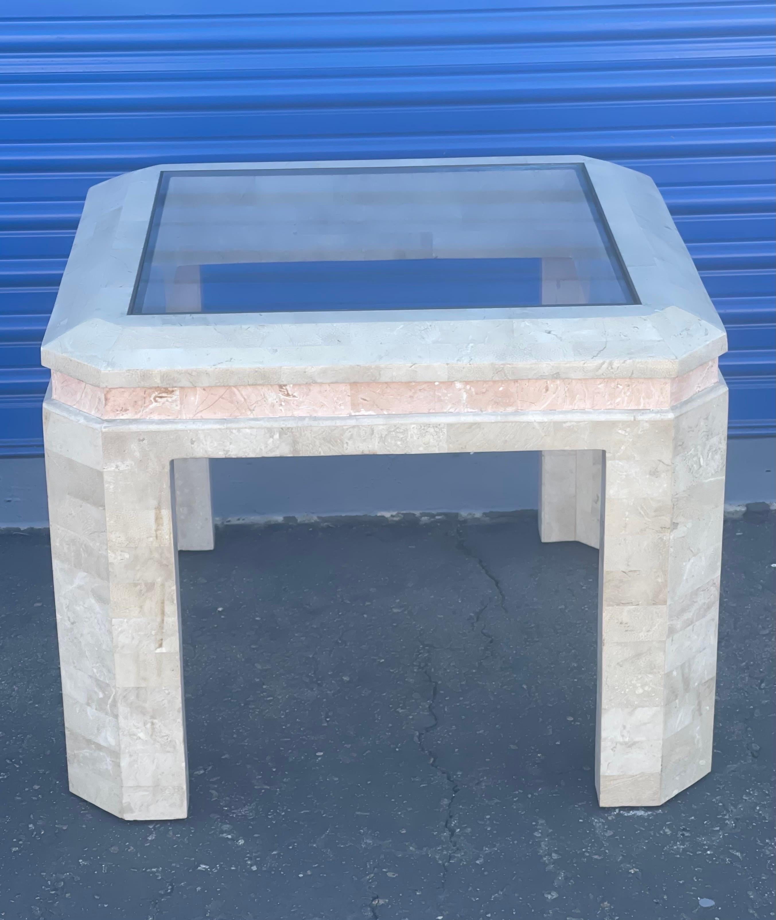 Table d'appoint / table d'extrémité en pierre tessellée à plateau en verre dans le style de Maitland Smith en vente 1