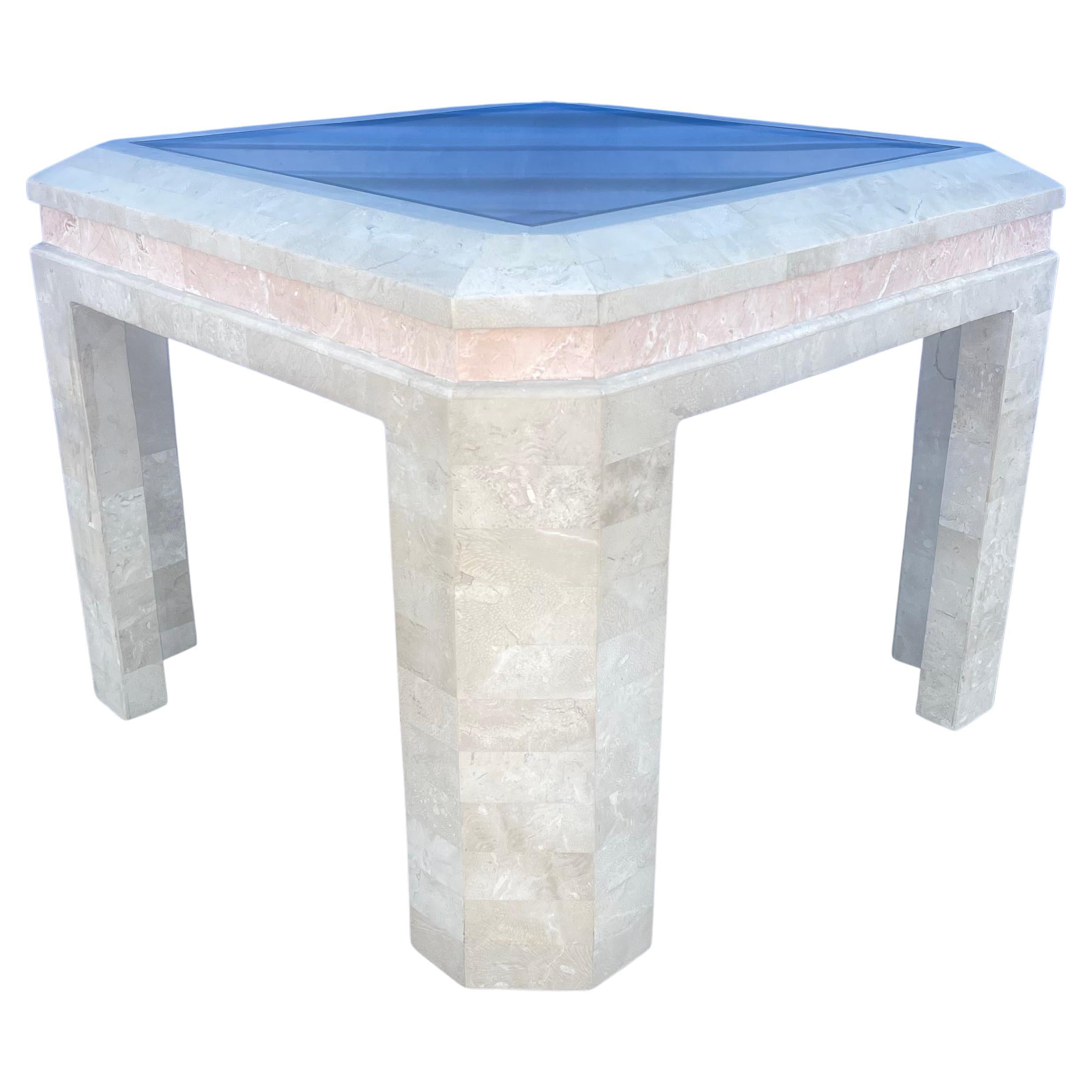 Table d'appoint / table d'extrémité en pierre tessellée à plateau en verre dans le style de Maitland Smith en vente