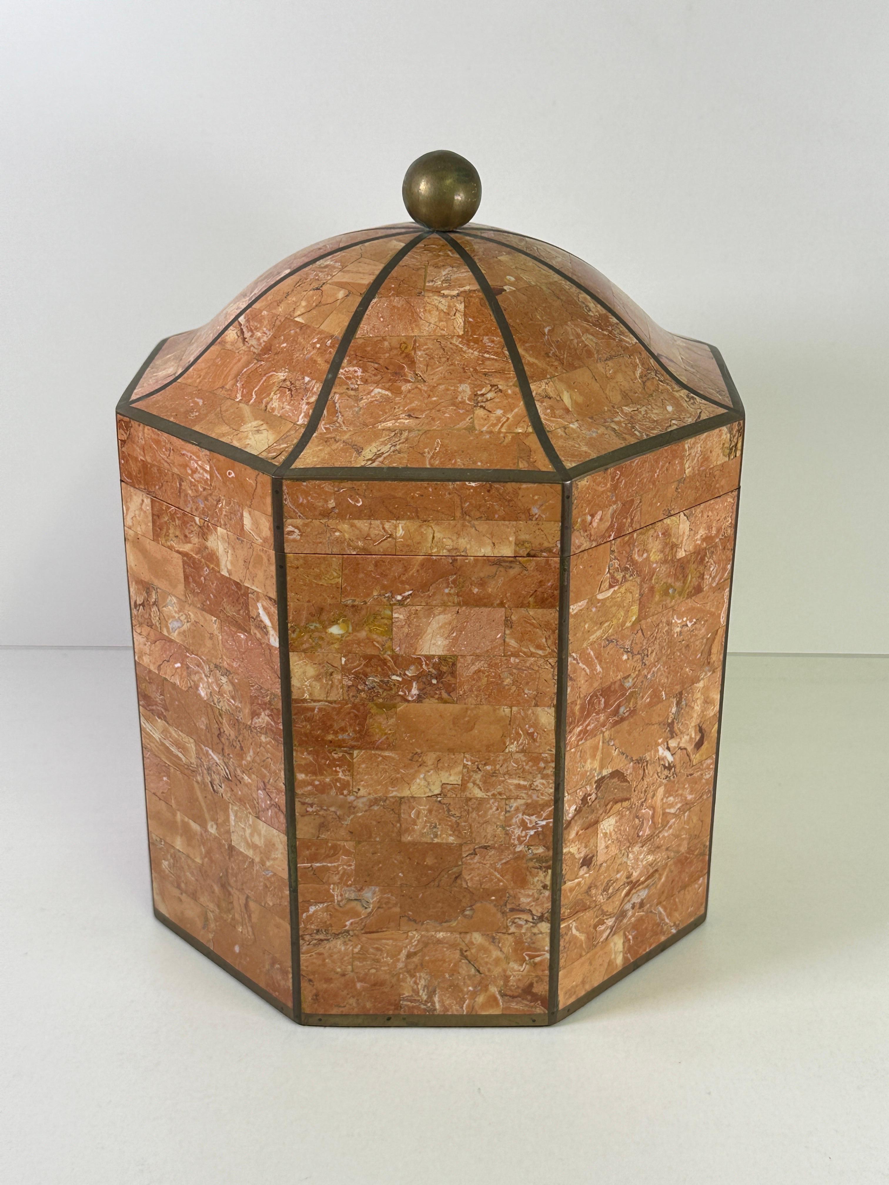 Lachsfarbenes Mosaikstein-Schmuckkästchen mit Messing-Akzenten von Maitland Smith.